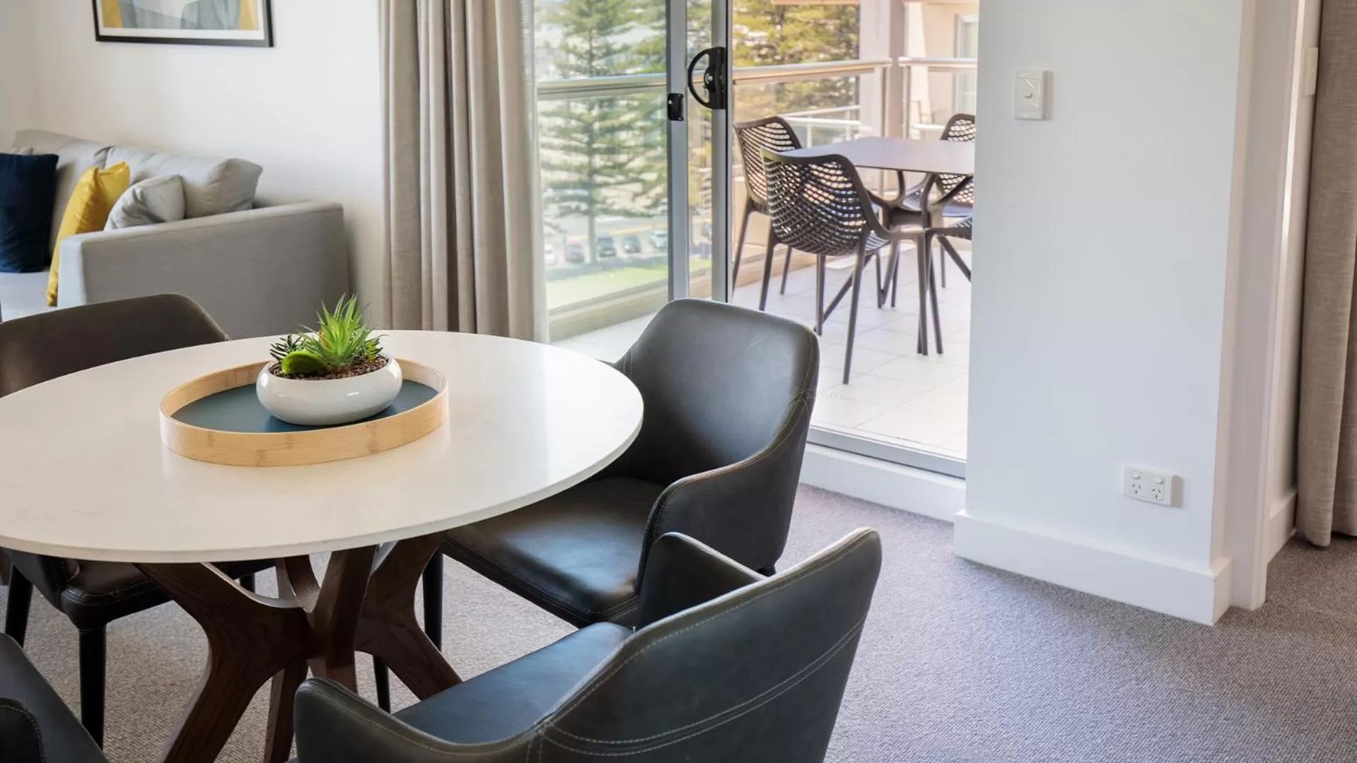 Dining area in Oaks Glenelg Plaza Pier Suites
