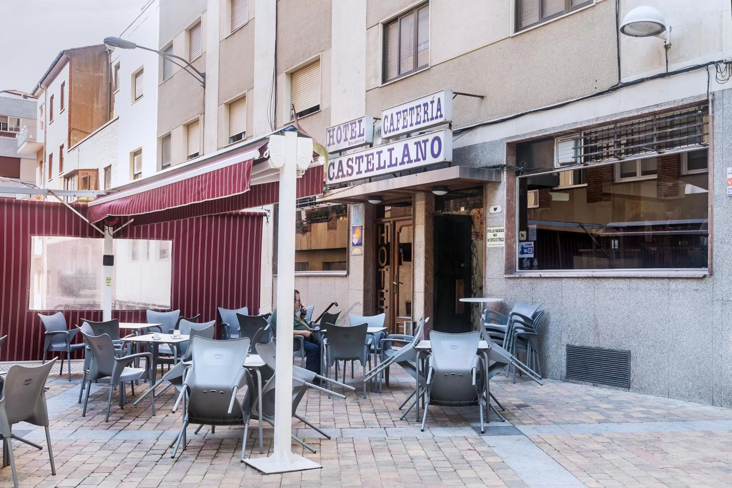 Restaurant/places to eat in Hotel Castellano I