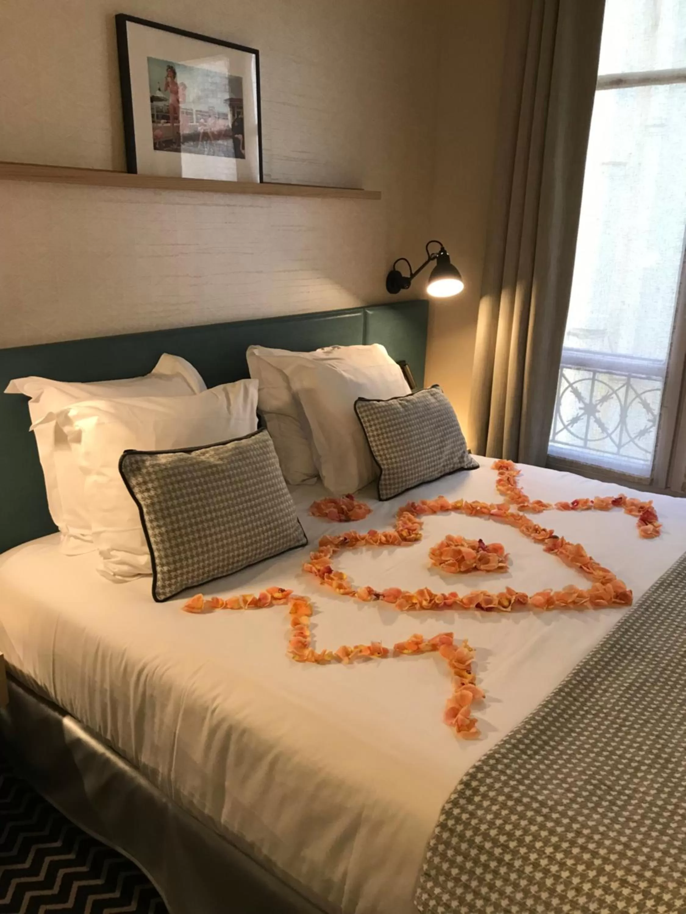 Bed in Hotel de France Invalides