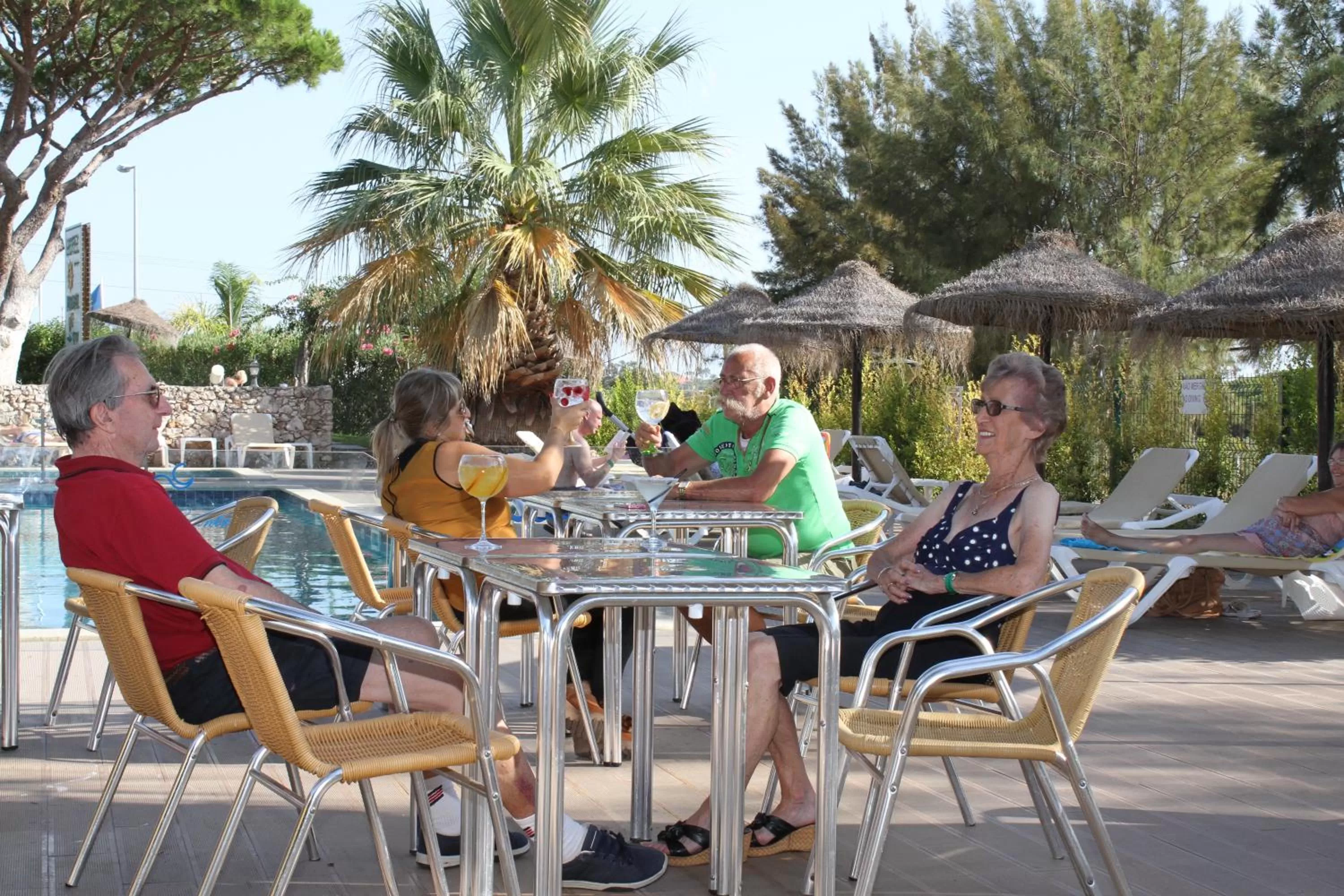 People in Hotel Pinhal do Sol