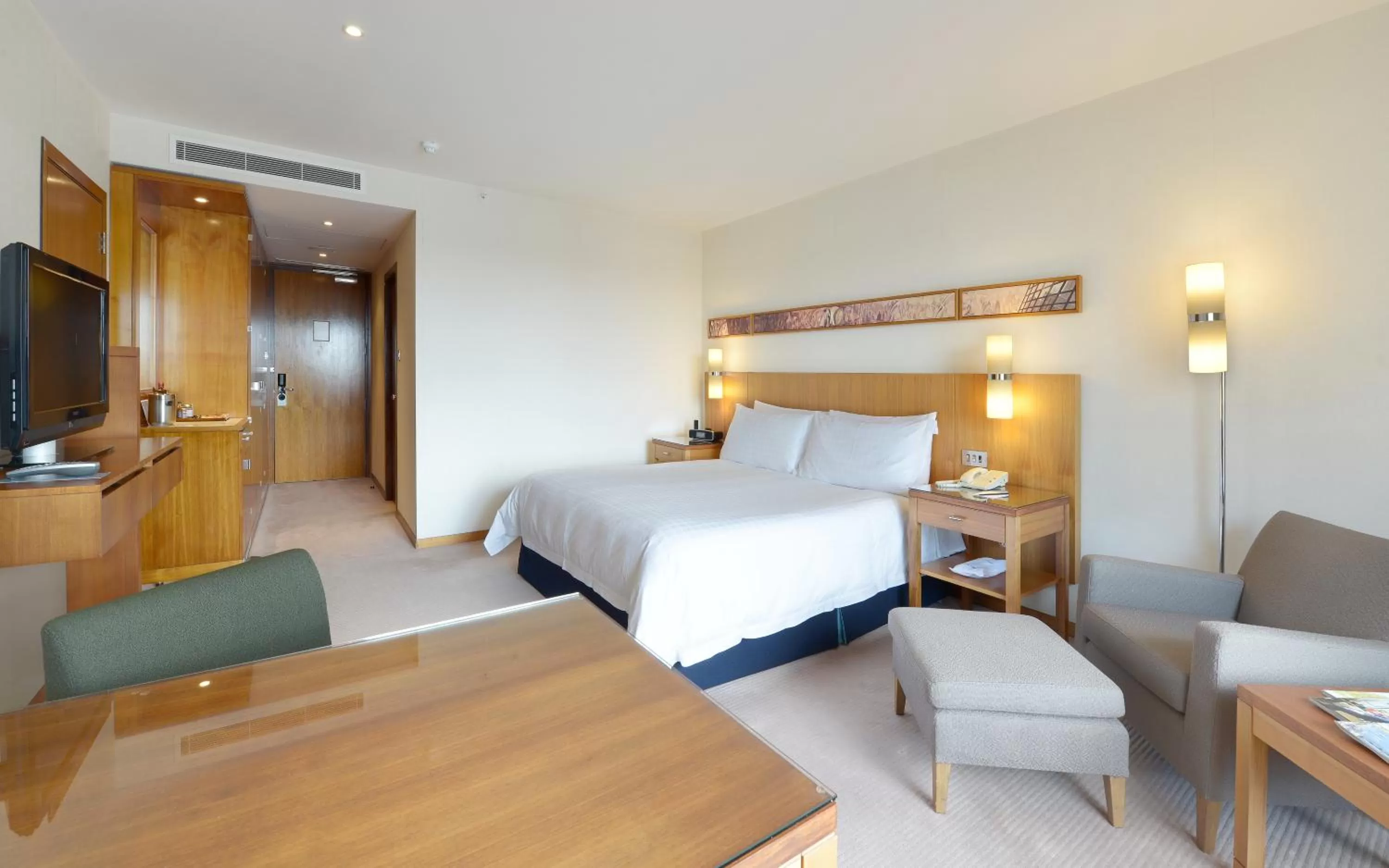 Seating area, Bed in Canary Riverside Plaza Hotel