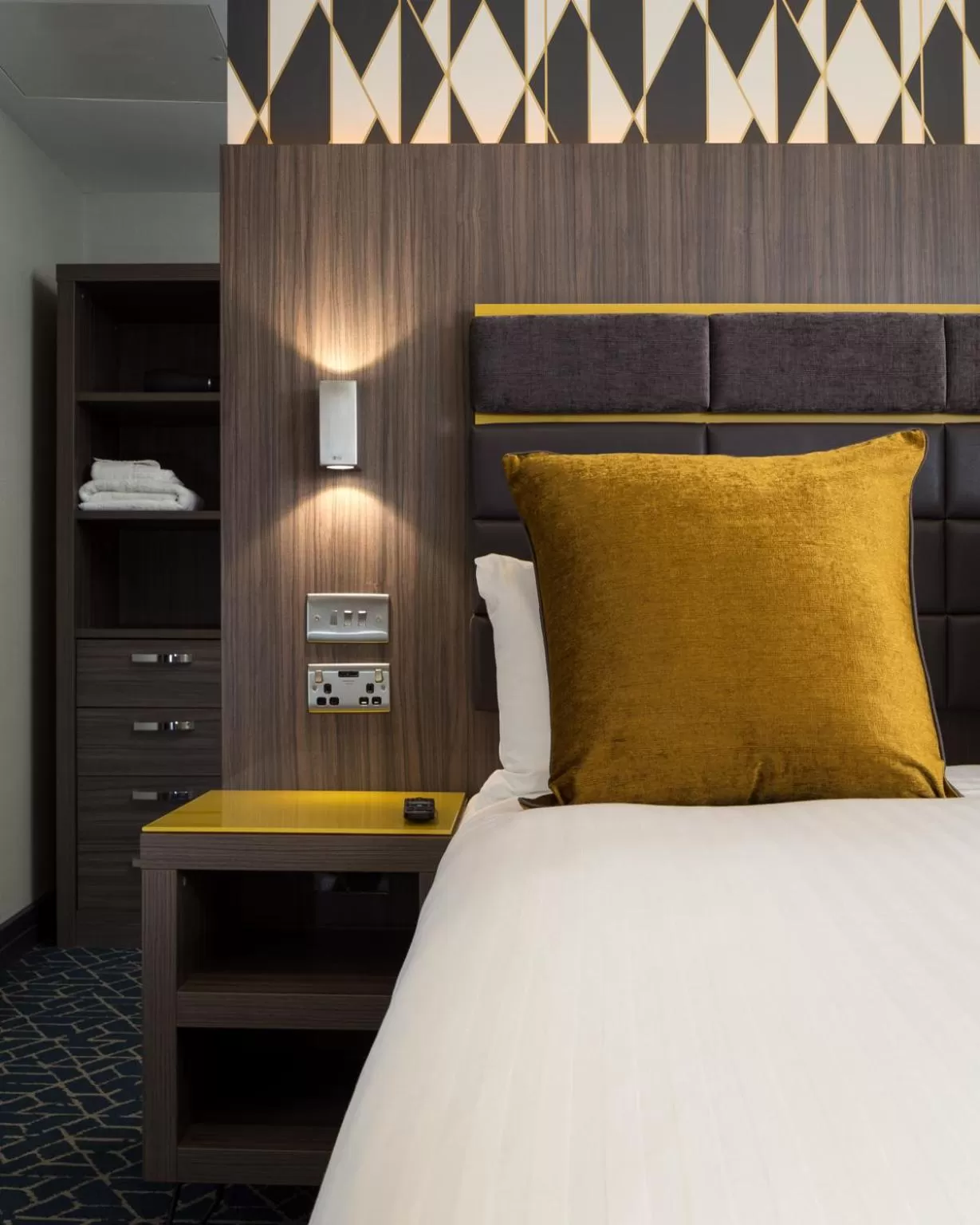 Bedroom, Bed in Roomzzz Manchester Victoria