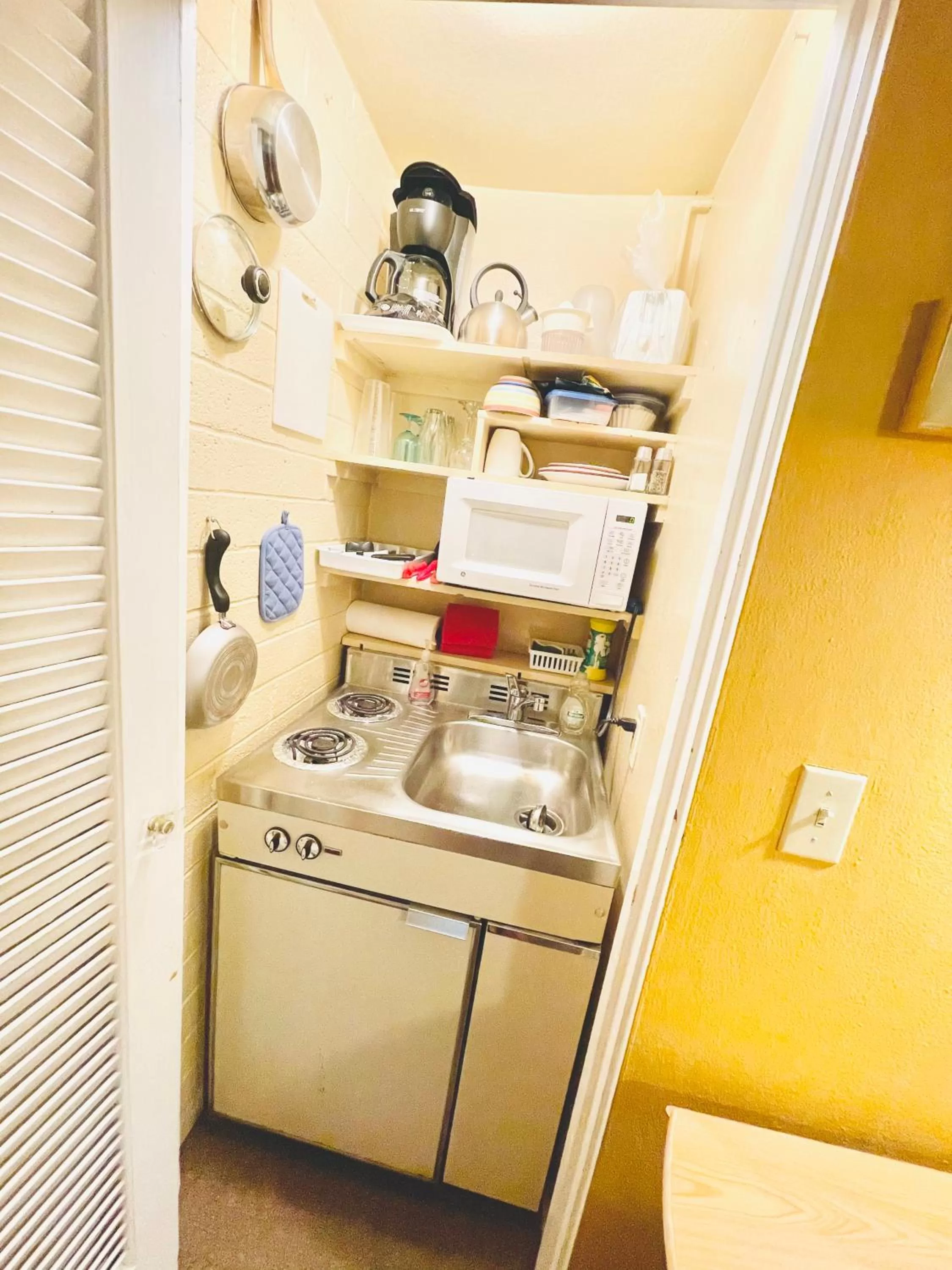 Kitchen or kitchenette in A PLACE IN THE SUN Hotel - ADULTS ONLY Big Units, 24h Heated Pool & Spa in 1 Acre Park Prime Location, DOG Friendly, TOP Midcentury Modern Boutique Hotel