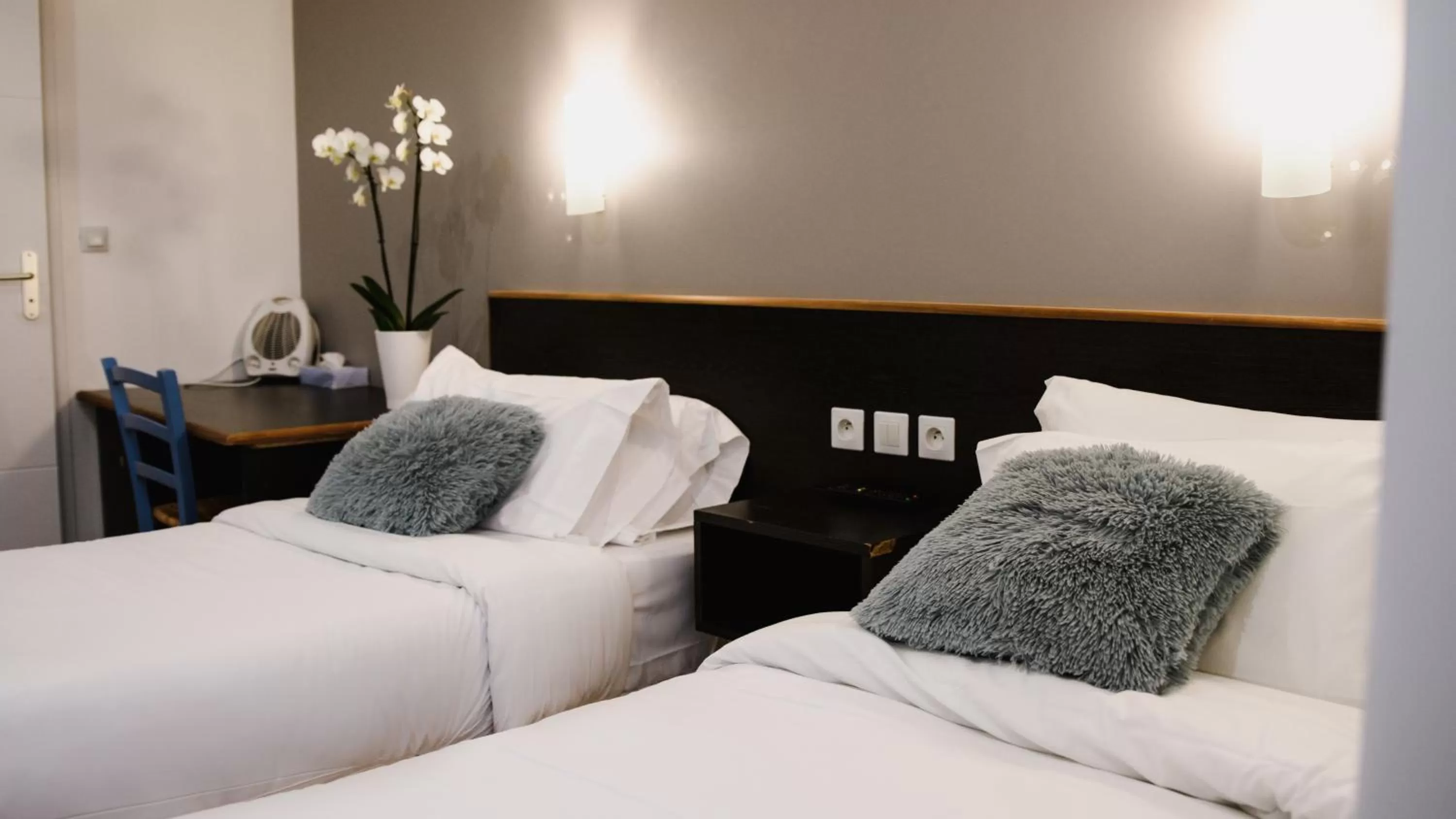 Bed in Hôtel des Arcades