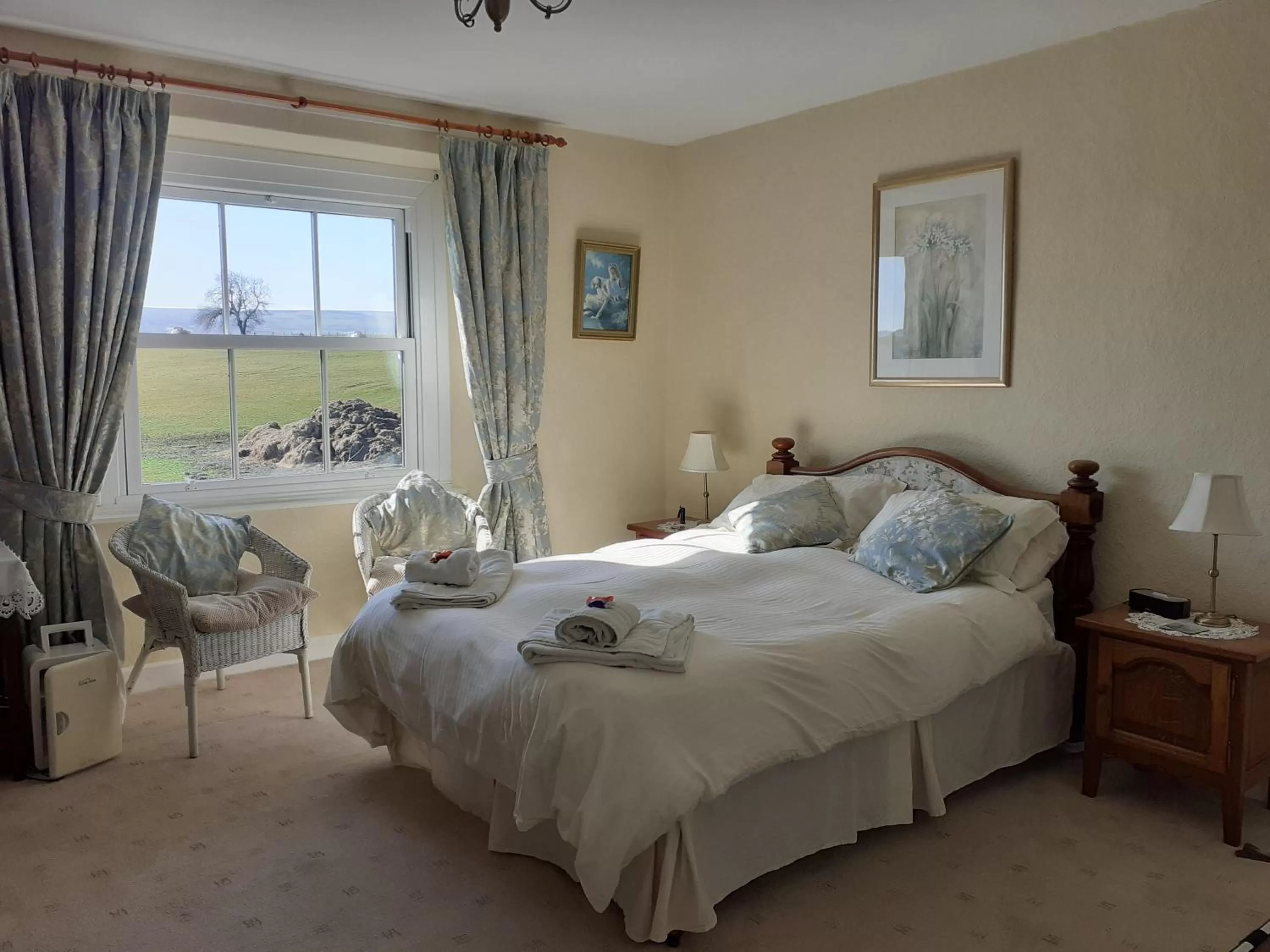 Bedroom, Bed in Lily Hill Farm