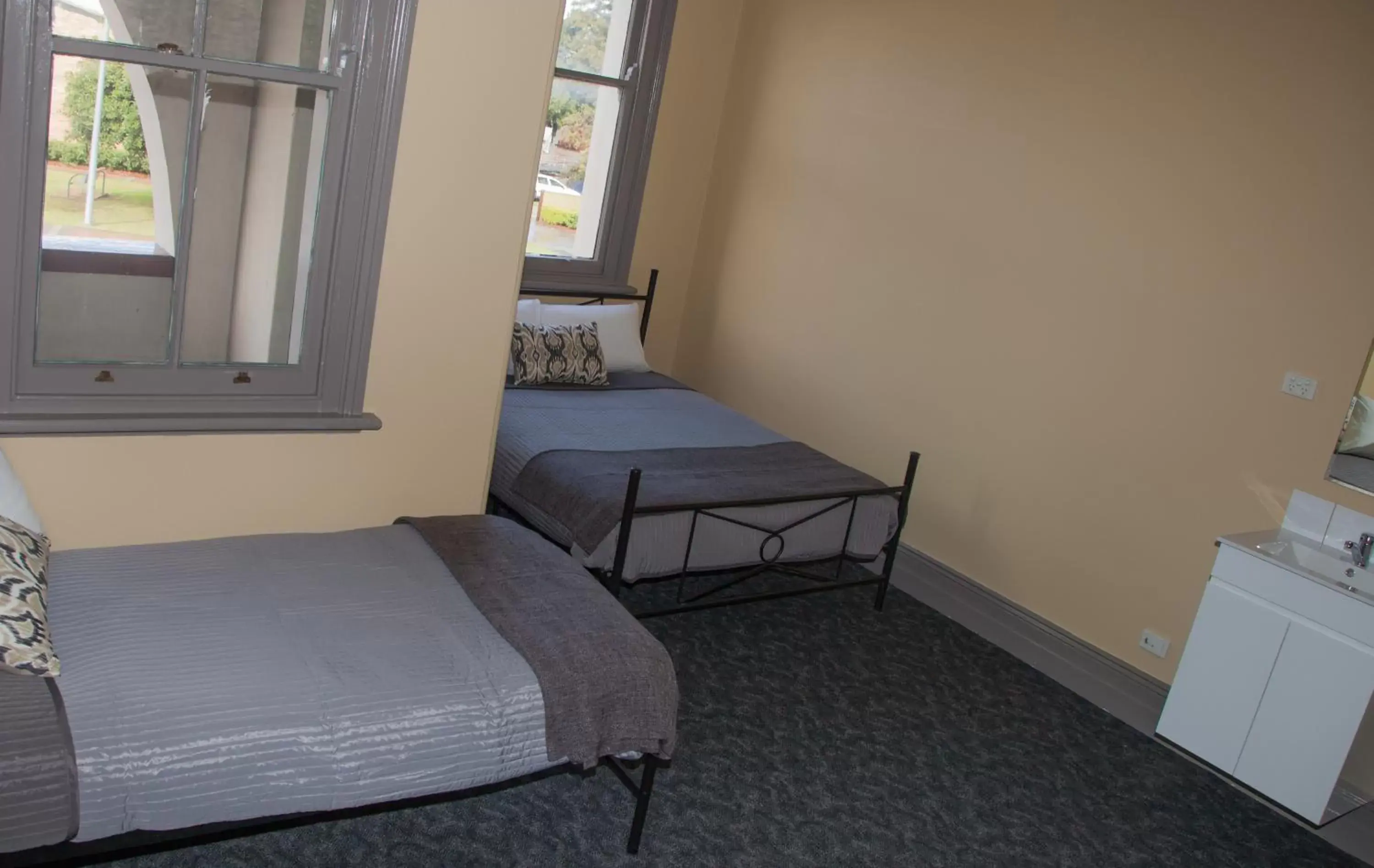 Triple Room - Shared Bathroom in Hotel Cessnock Triple Room - Shared Bathroom in Hotel Cessnock