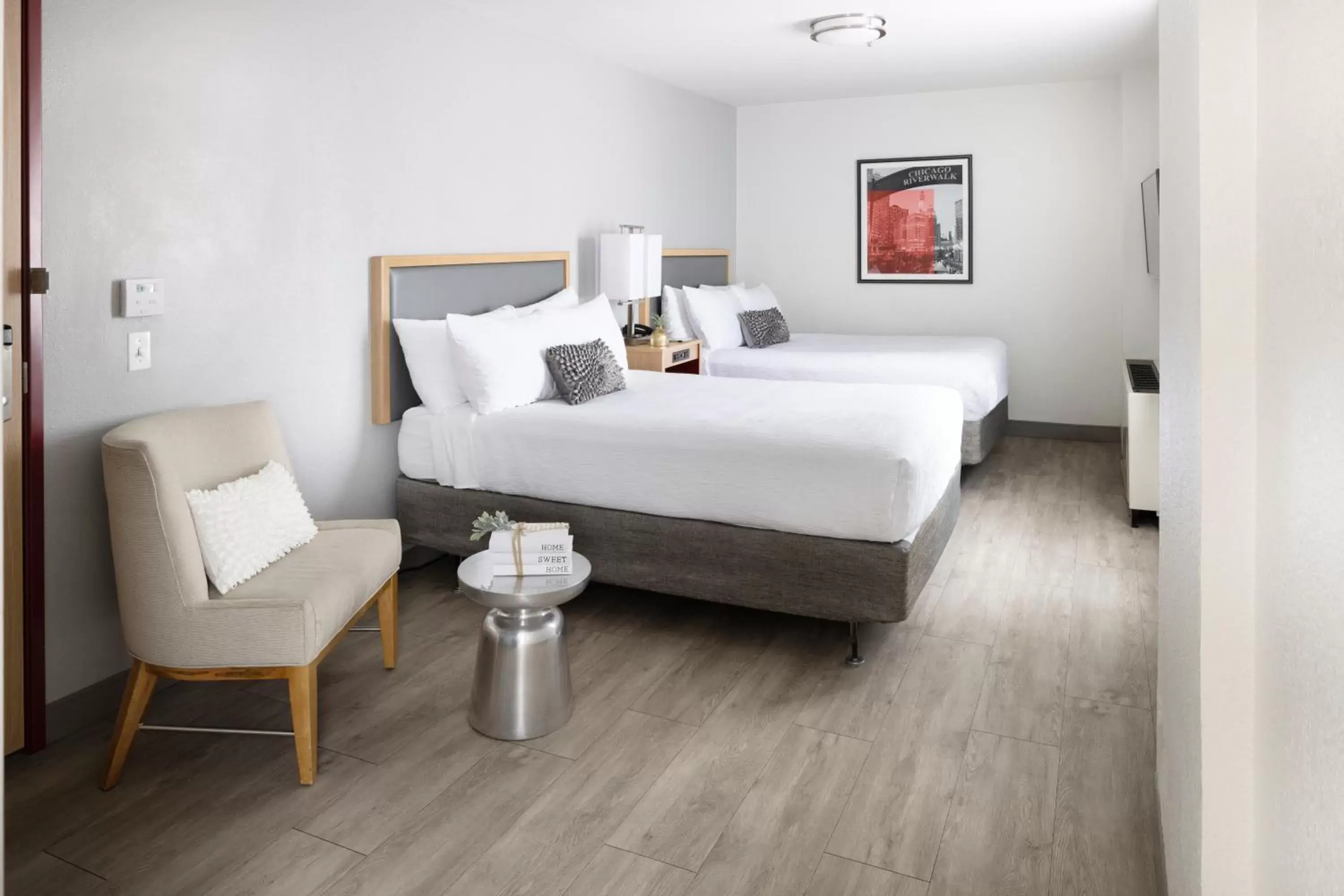 Deluxe Double with Two Double Beds - Disability Access/Roll-In Shower in Hotel Saint Clair - Magnificent Mile Deluxe Double with Two Double Beds - Disability Access/Roll-In Shower in Hotel Saint Clair - Magnificent Mile