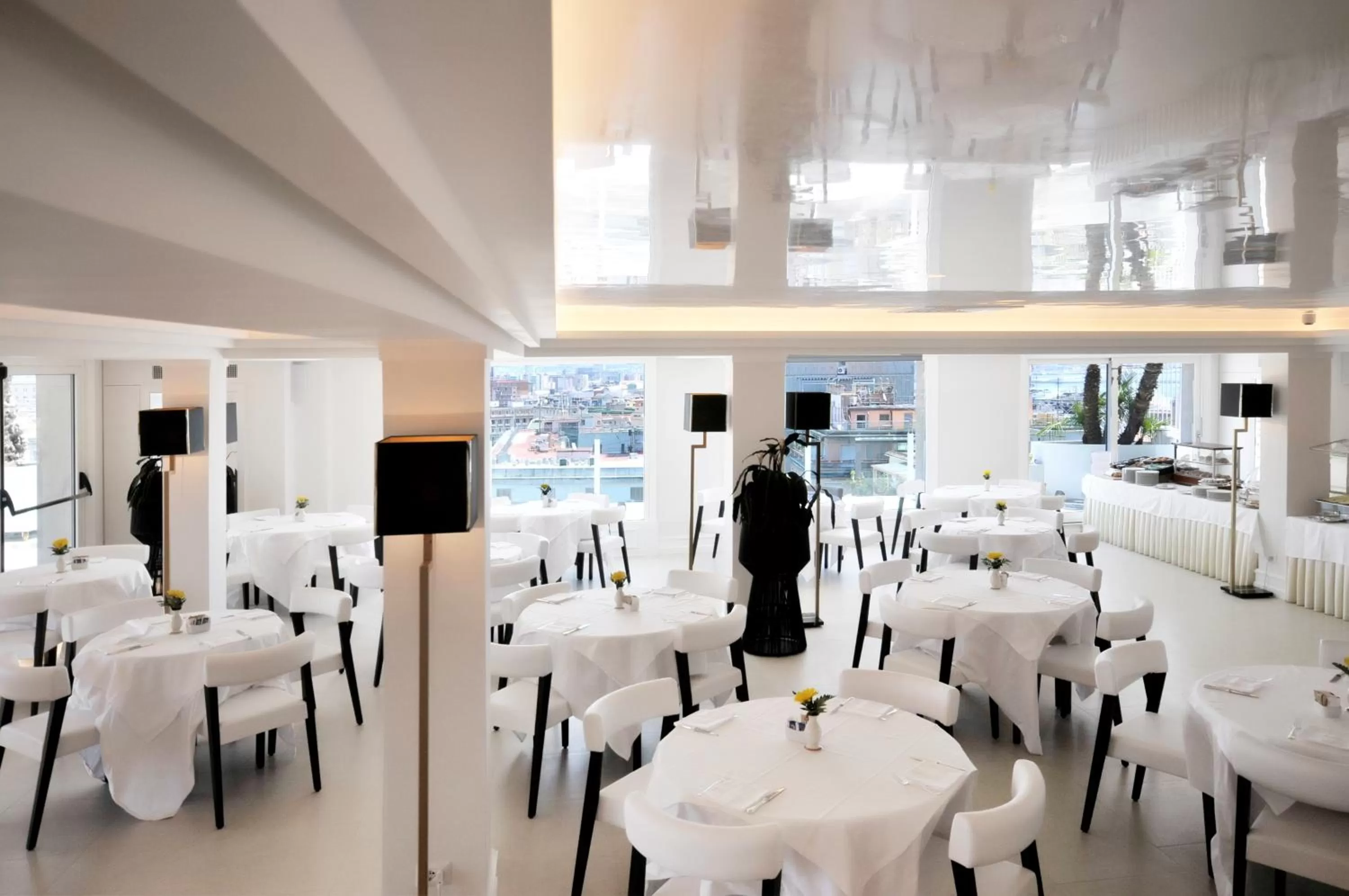 Restaurant/places to eat in Grand Hotel Oriente