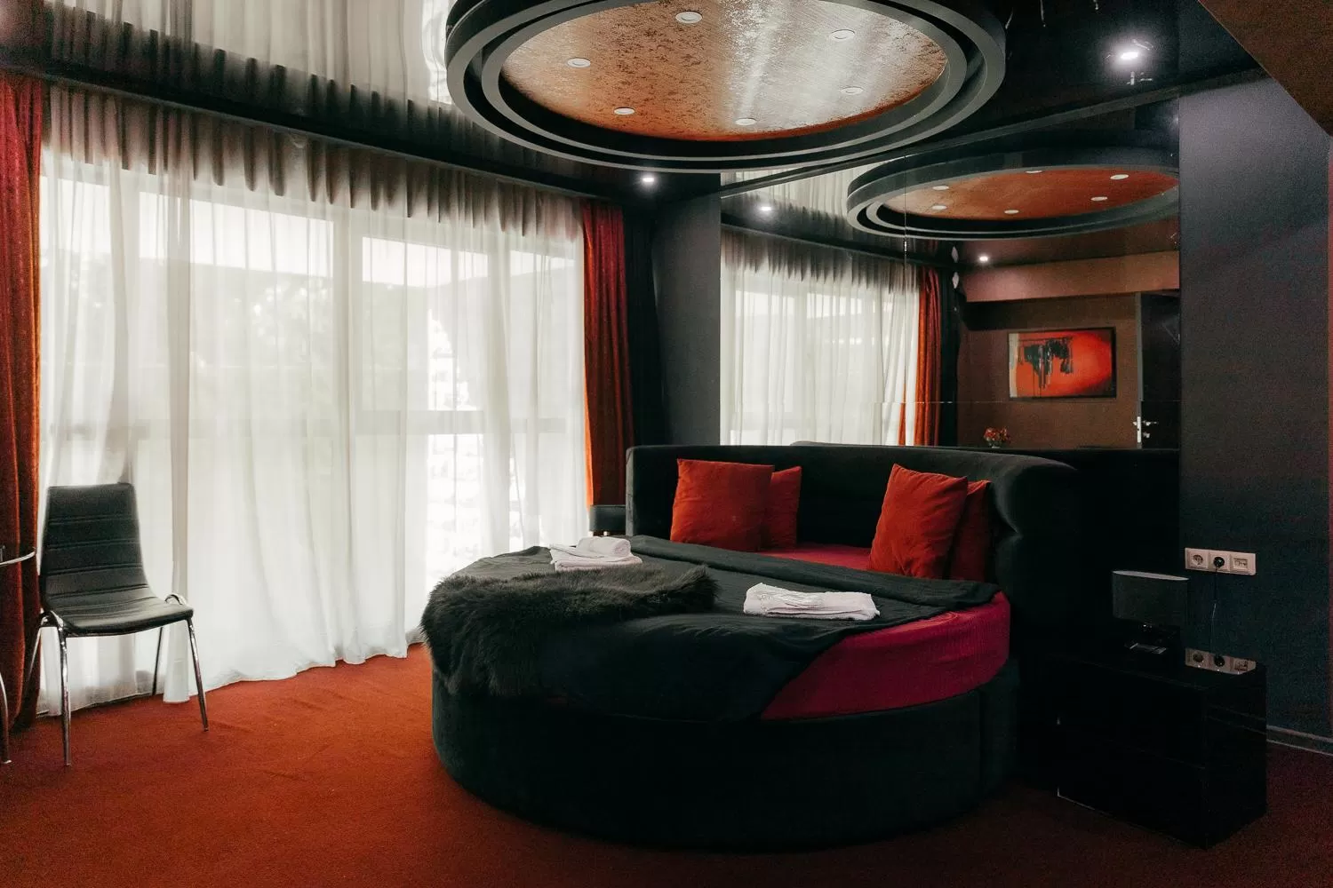 Living room, Bed in Royal Plaza Hotel