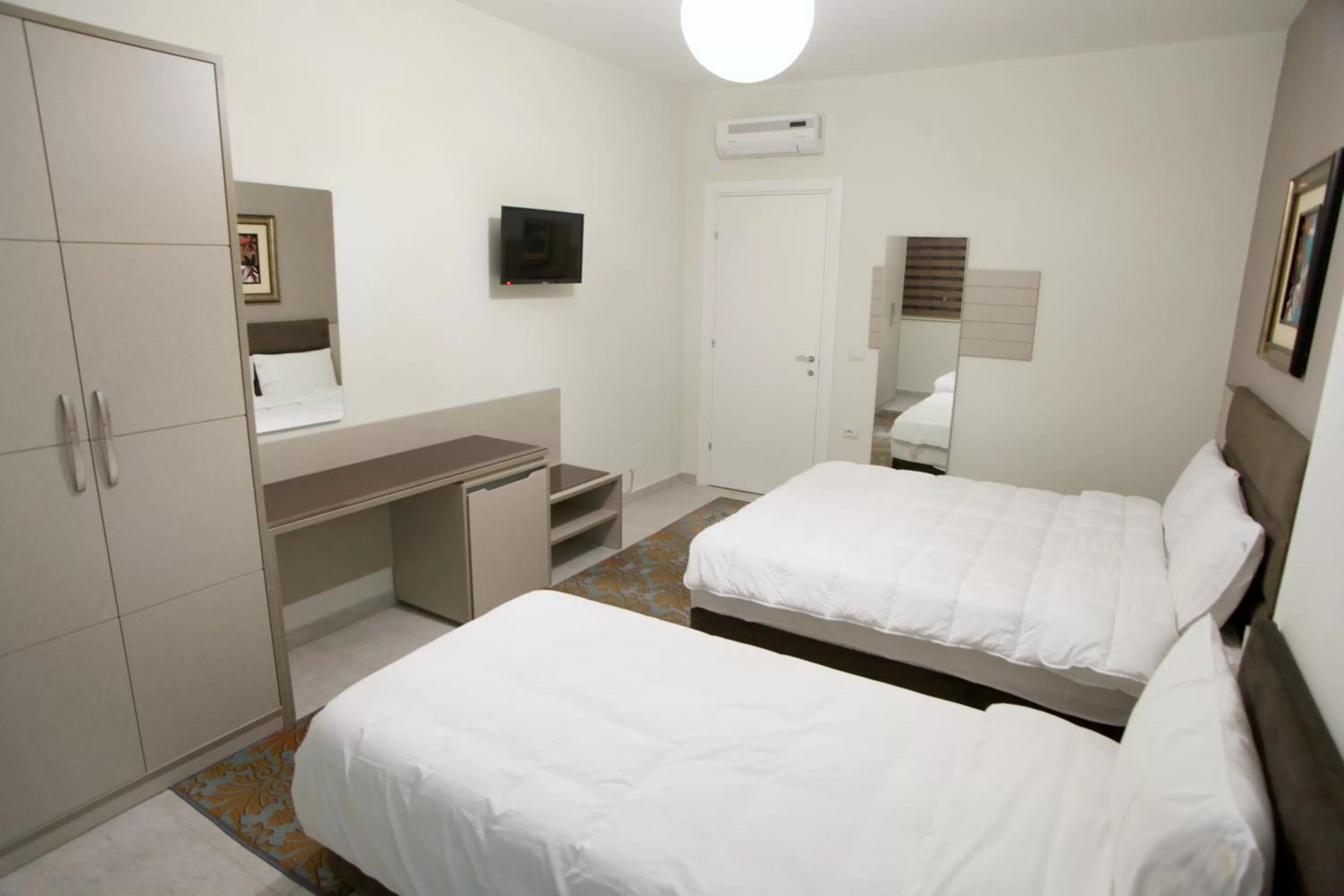 Balcony/Terrace, Bed in Fjortes Hotel