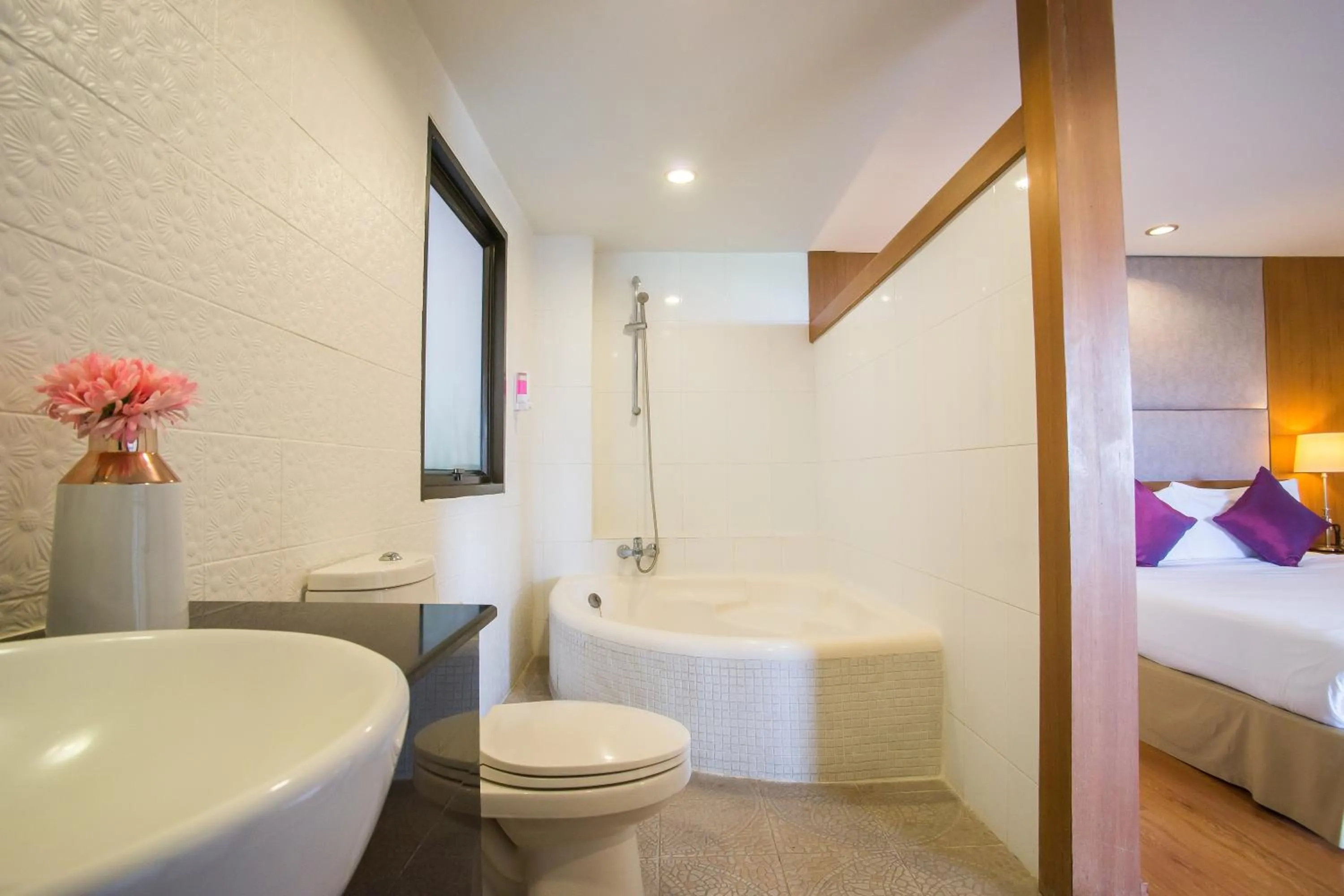 Bathroom, Bed in Bella Villa Metro