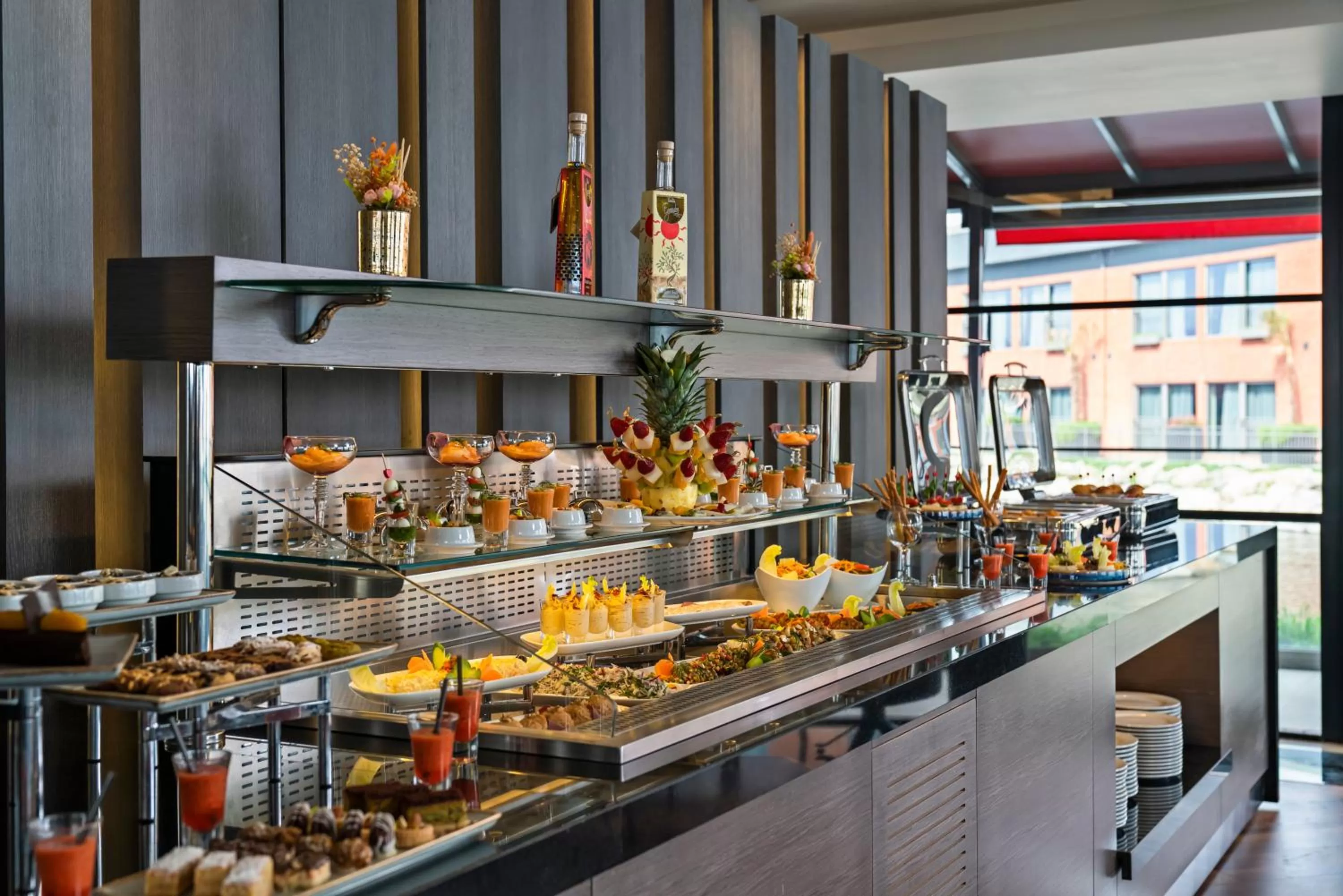 Lounge or bar in Crowne Plaza - Istanbul Tuzla Viaport Marina by IHG