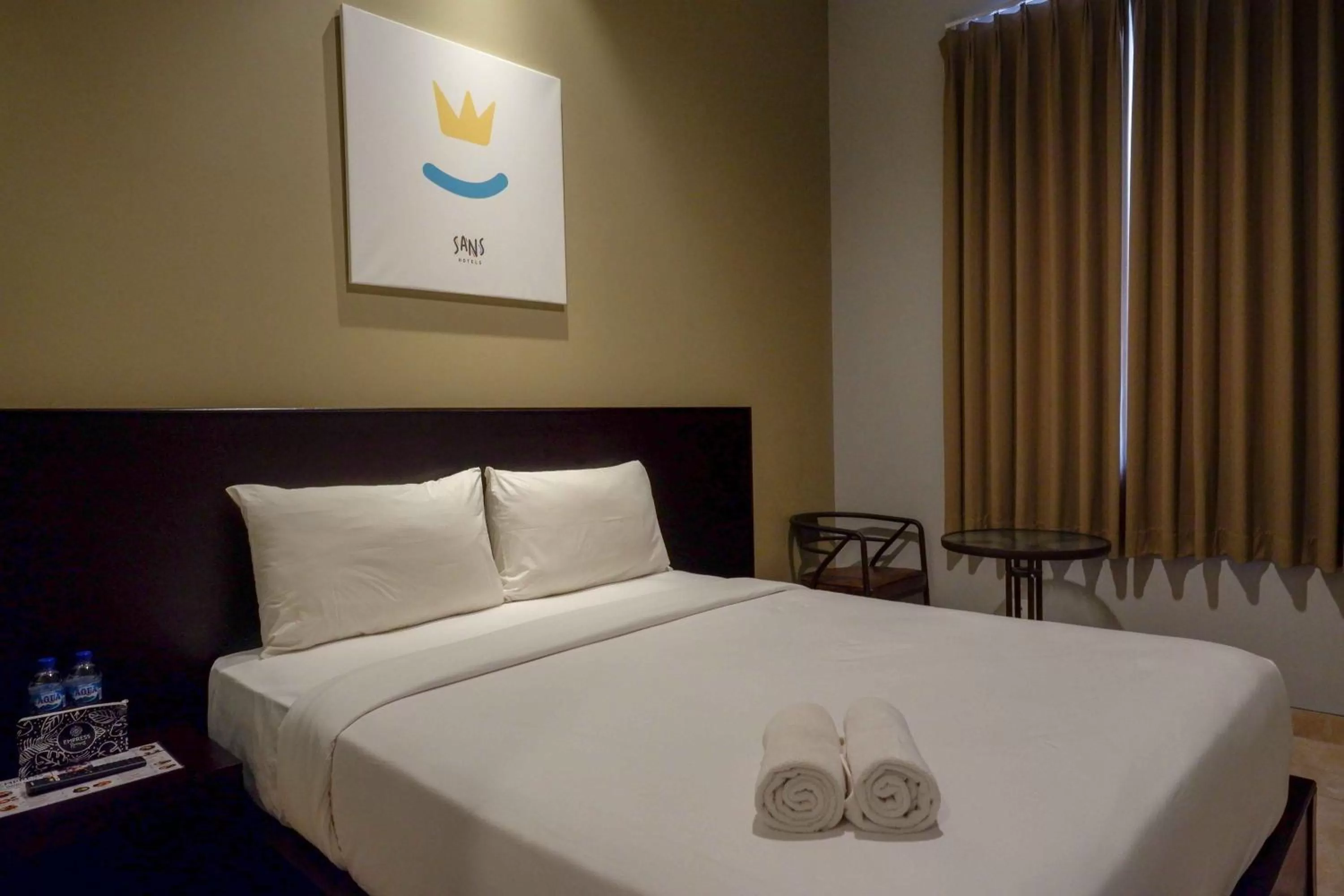 Bedroom, Bed in Sans Hotel Empress Simpang Lima