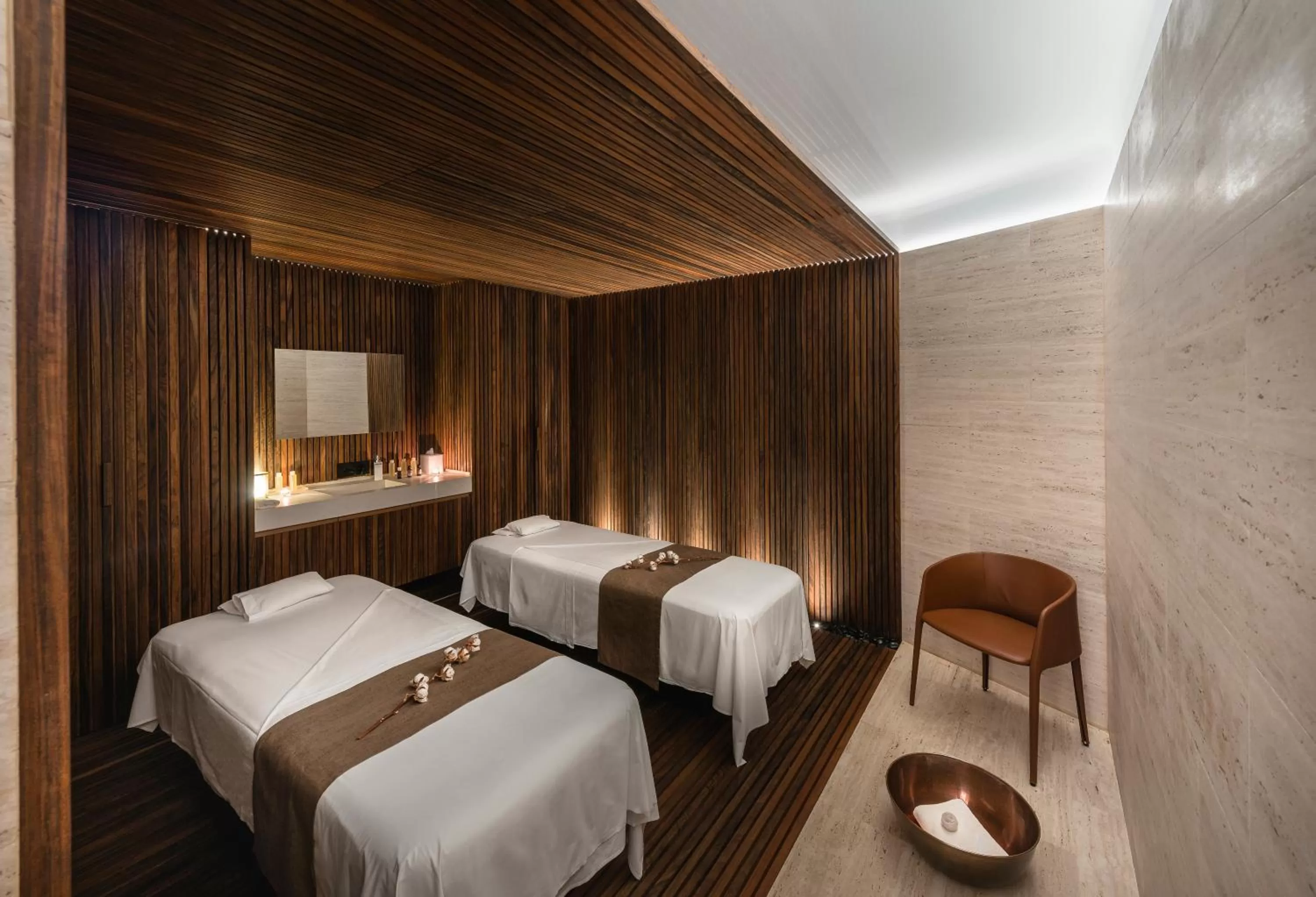 Massage, Bed in Rosewood Villa Magna