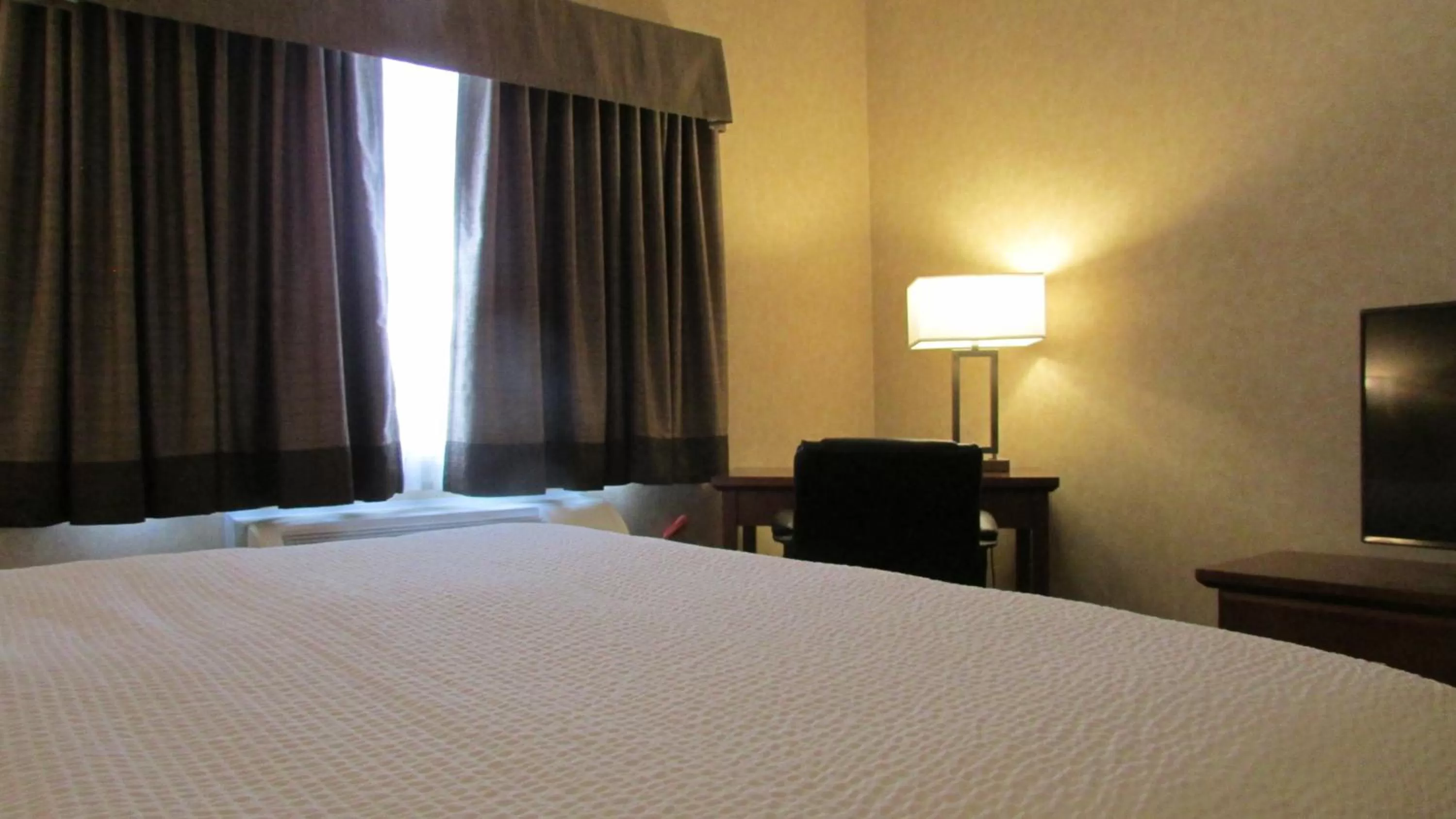 Bed in Days Inn & Suites by Wyndham Brooks