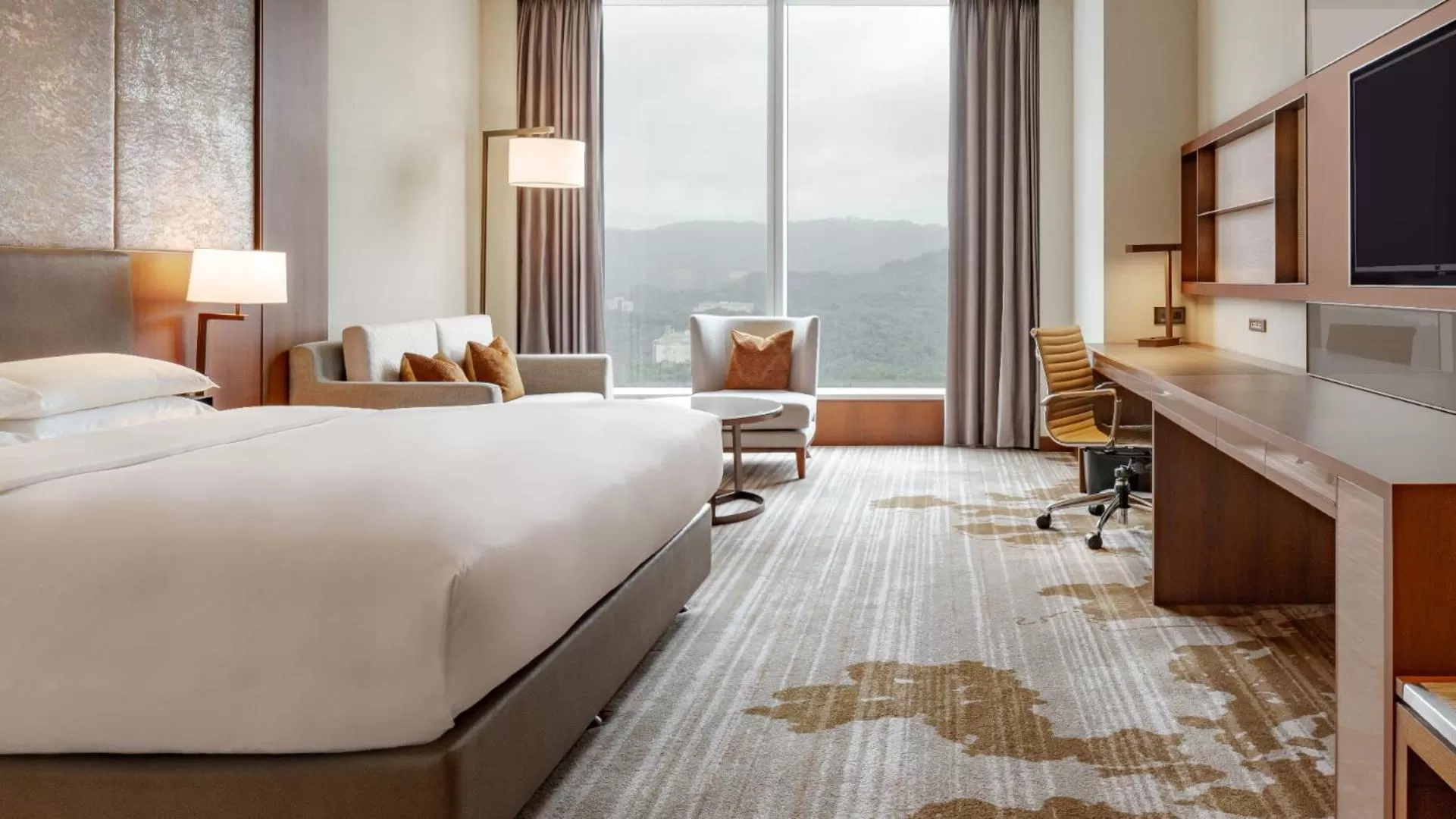 Bed in Courtyard by Marriott Taipei