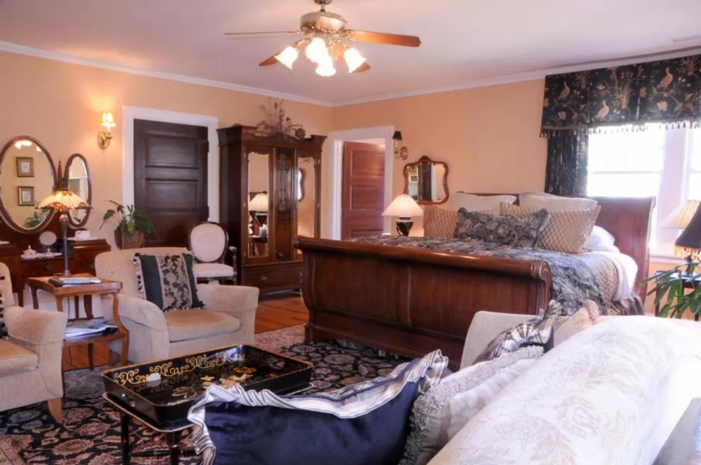 Bedroom, Seating Area in Black Walnut B&B Inn