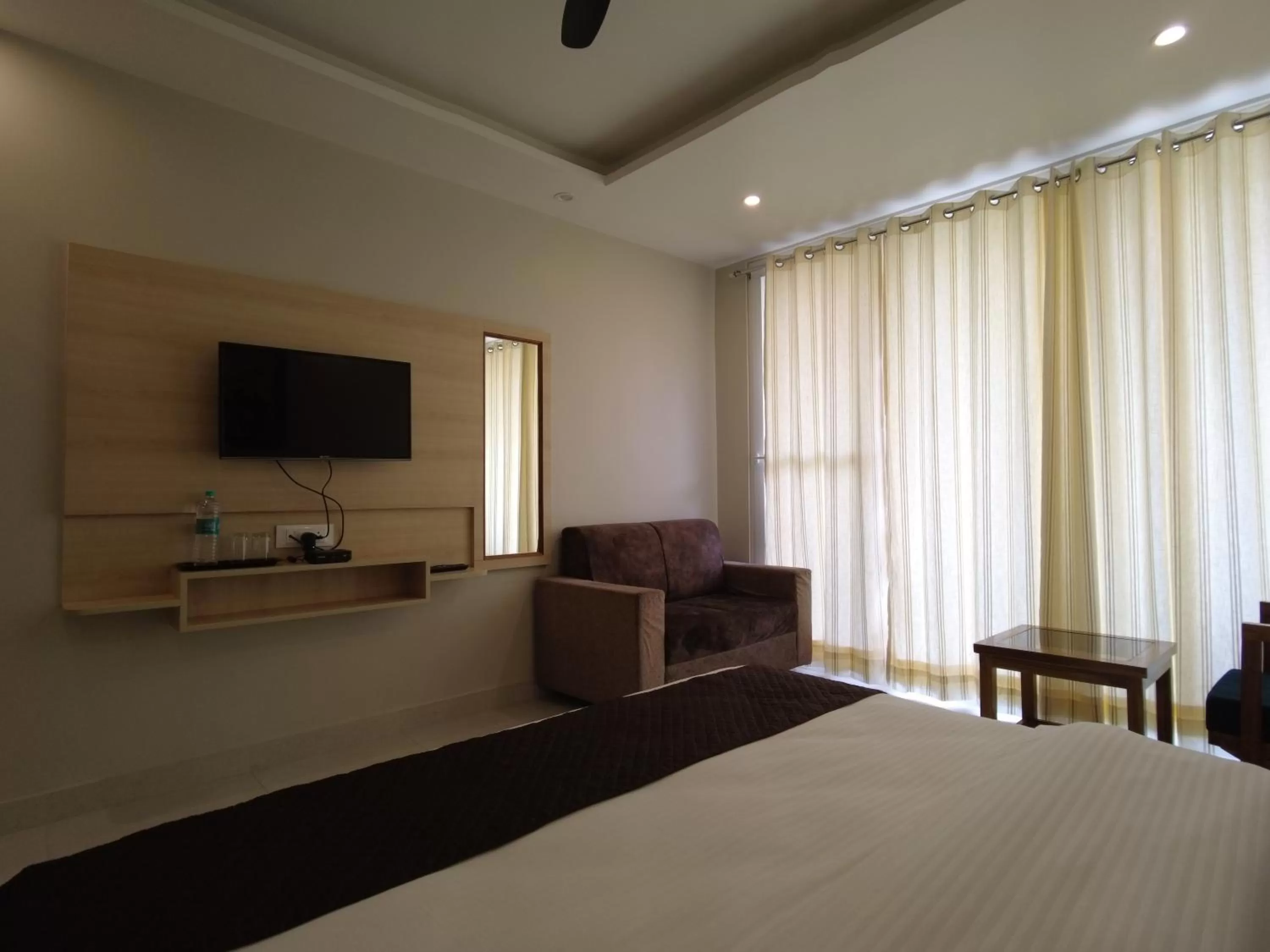Bed, TV/Entertainment Center in Punyah Residency Rishikesh