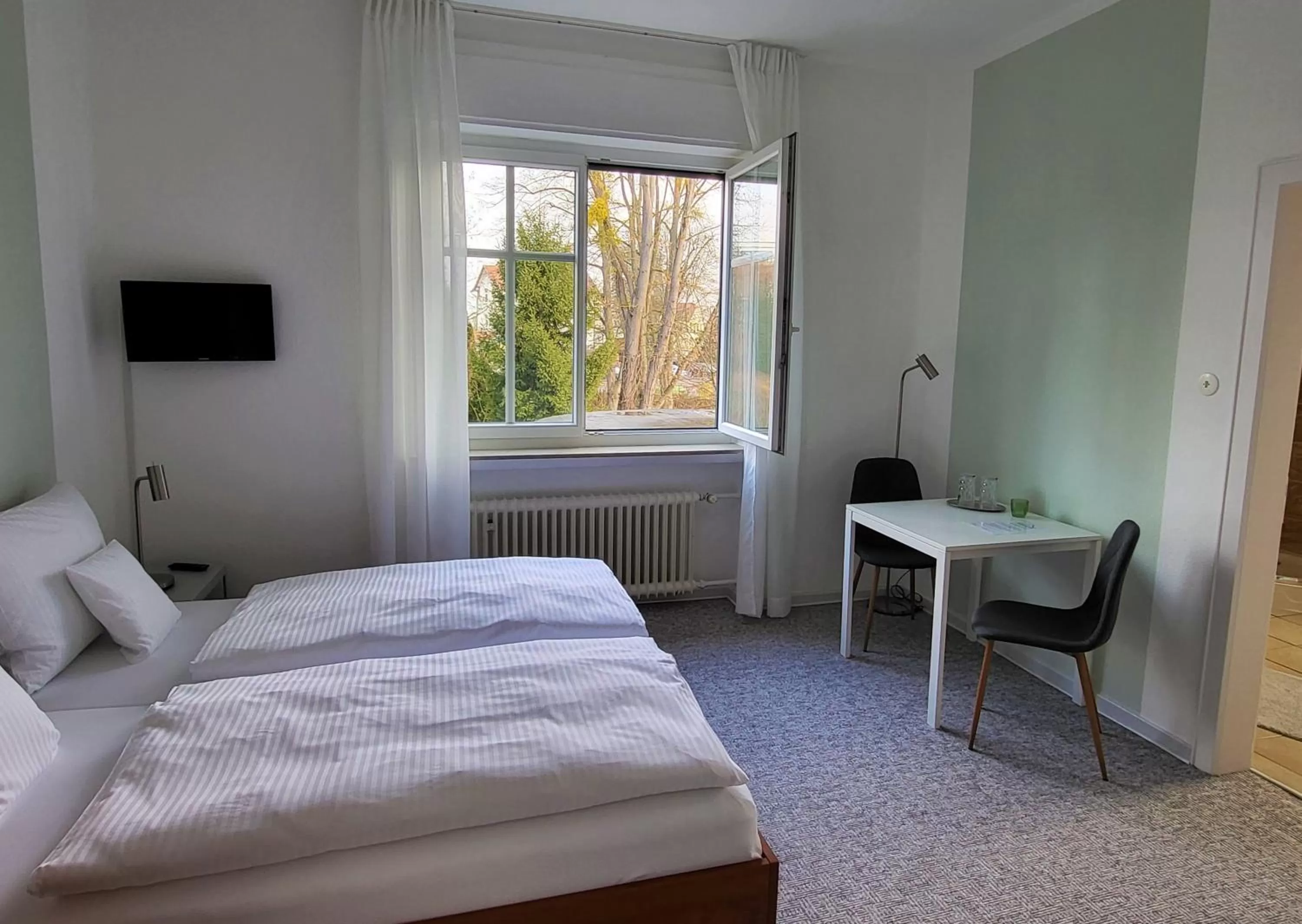 Photo of the whole room, Bed in Parkhotel Am Schwanenteich