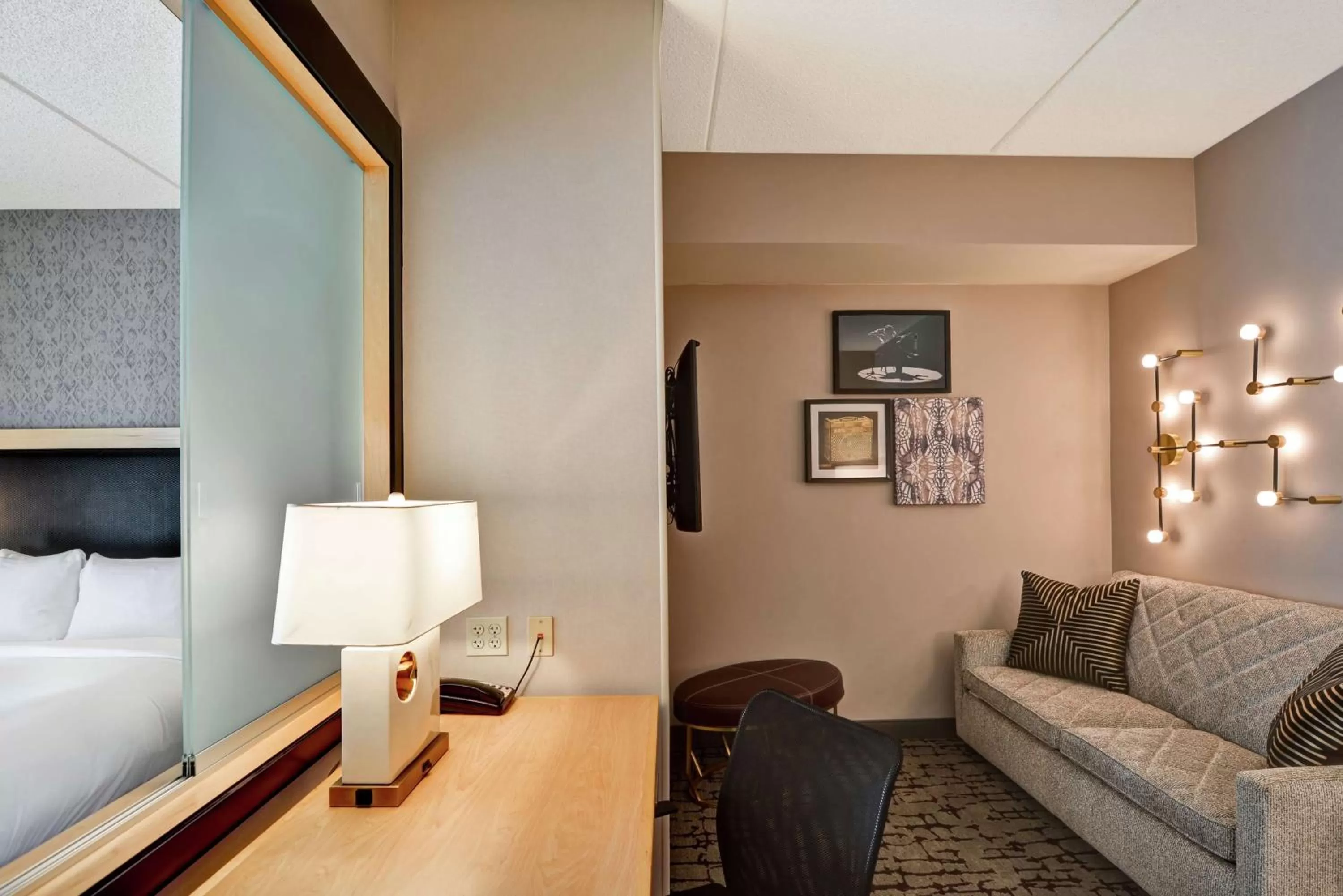 Living room, Bed in DoubleTree by Hilton Hotel Baton Rouge