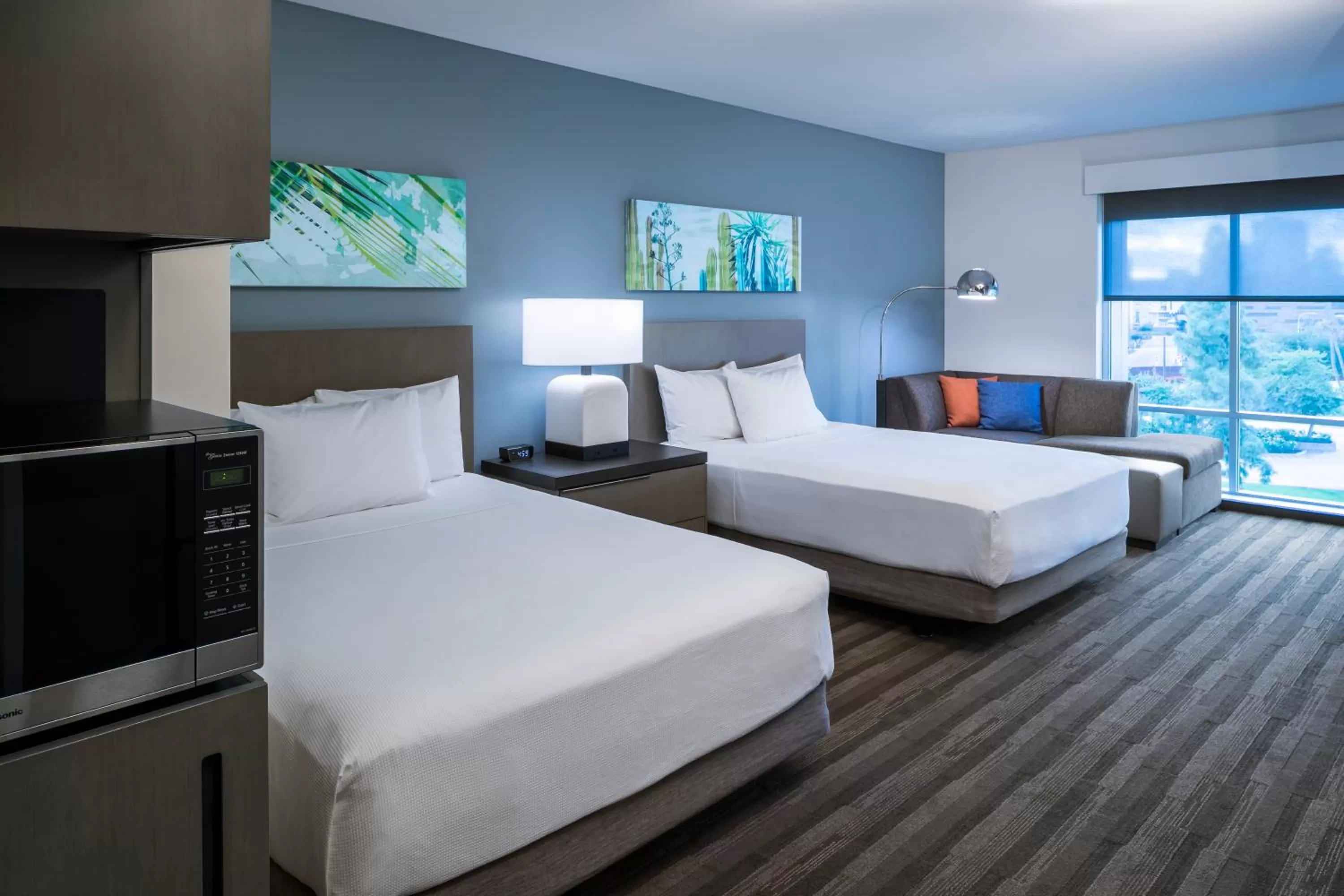 Photo of the whole room, Bed in Hyatt House Tempe Phoenix University