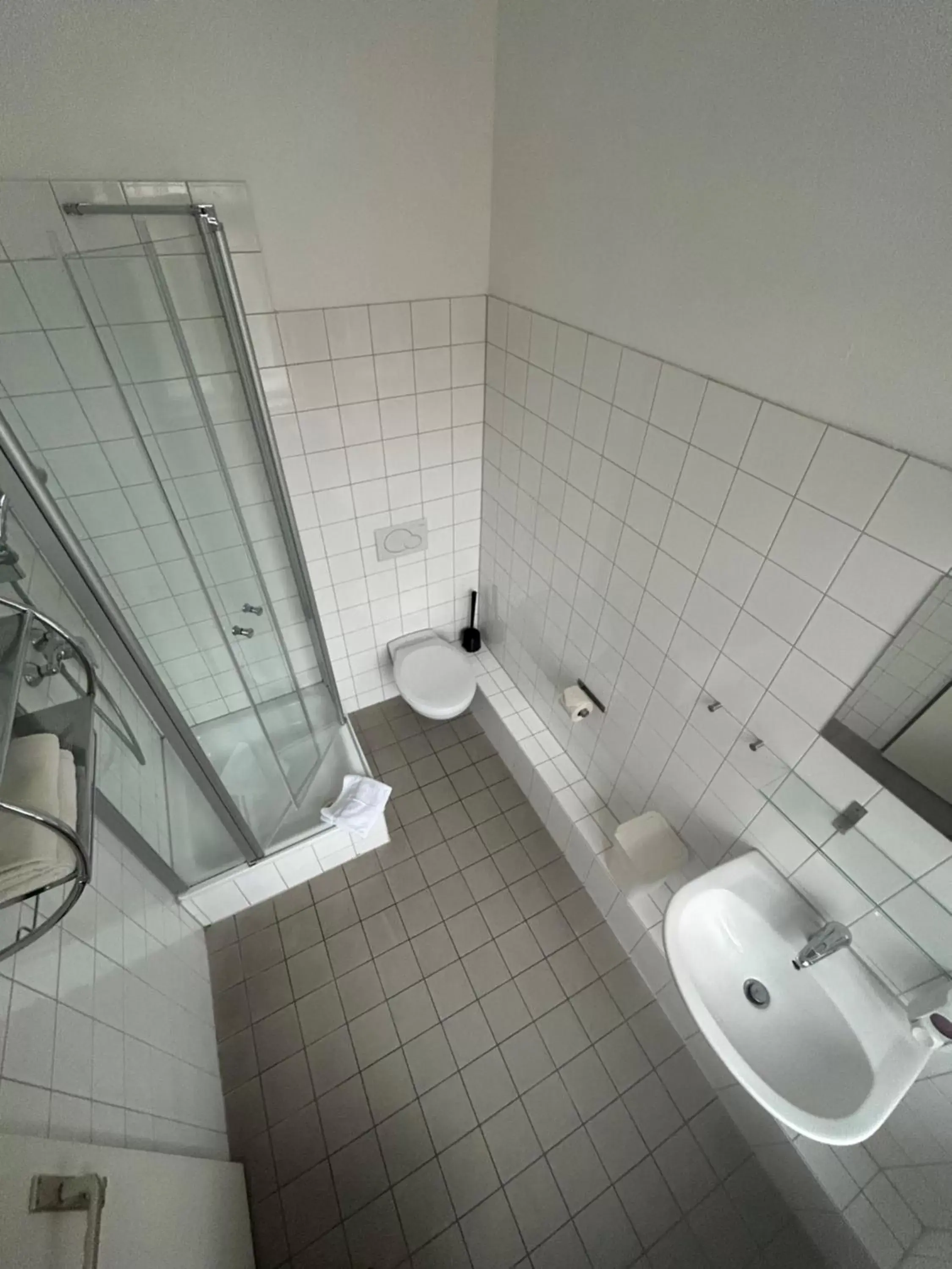 Single Room with Private Bathroom in Three Little Pigs Hostel - Your Berlin Castle Single Room with Private Bathroom in Three Little Pigs Hostel - Your Berlin Castle