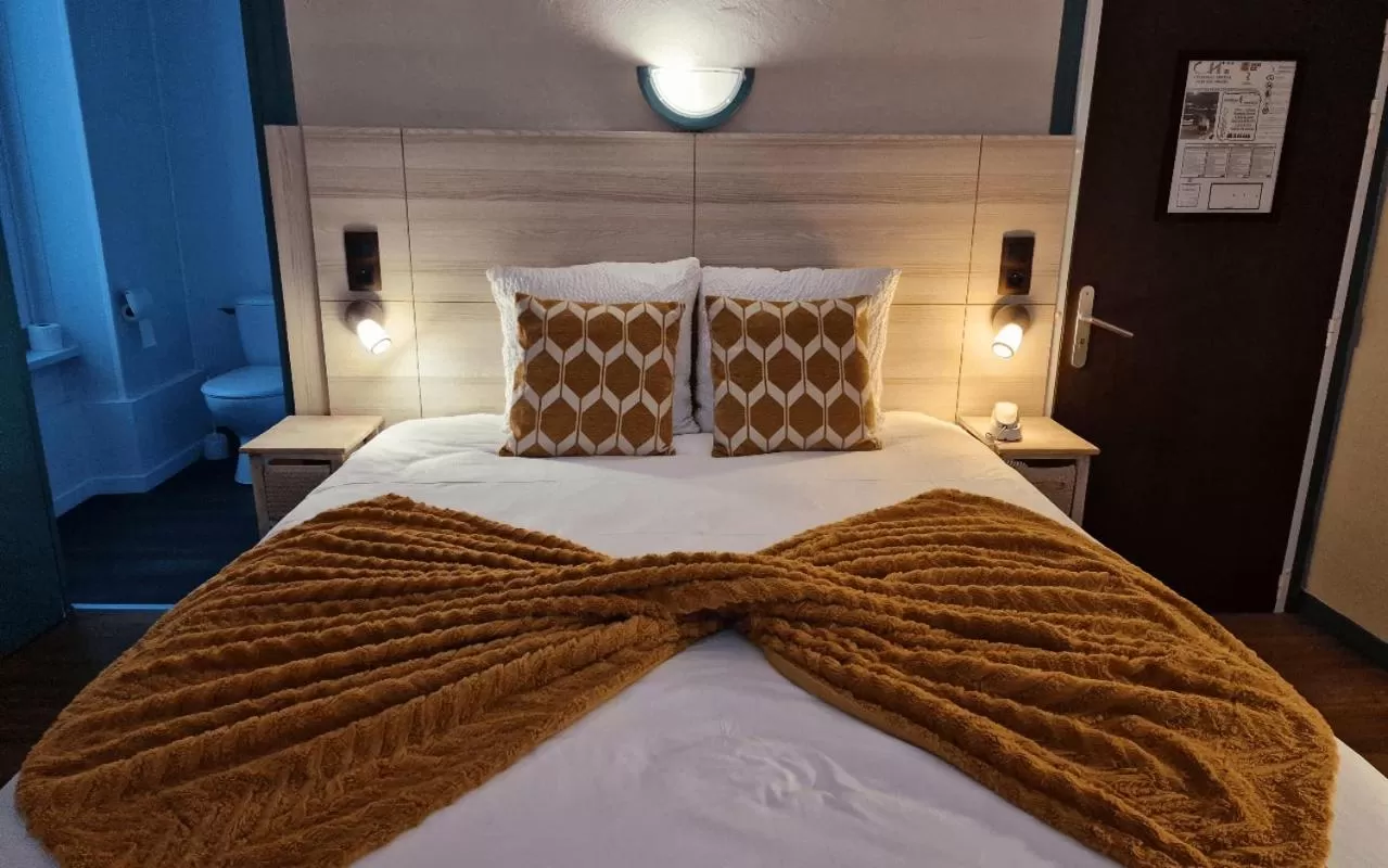 Bed in Logis Central Hôtel - Restaurant & Spa