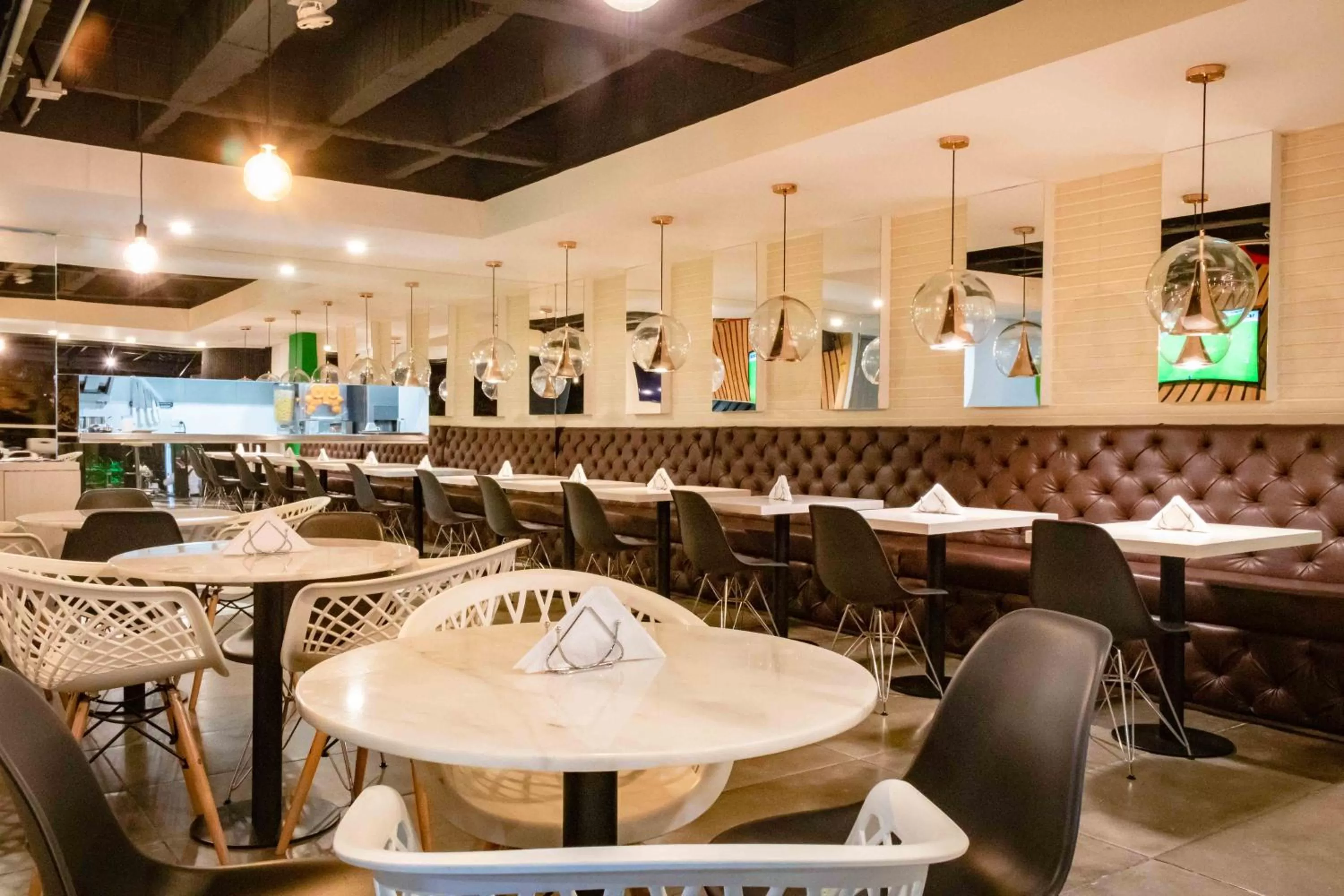 Restaurant/places to eat in Lleras Green Hotel