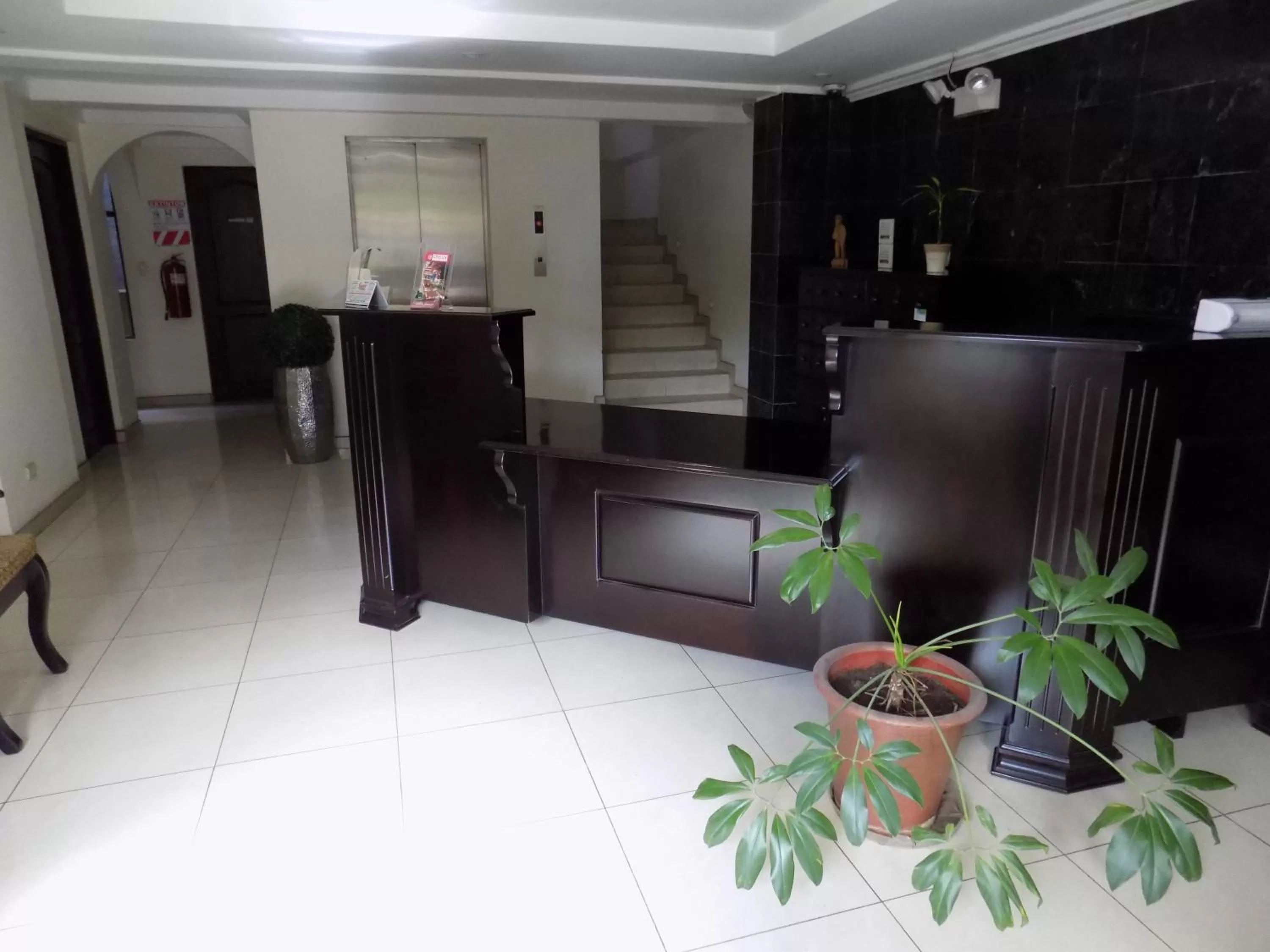 Lobby or reception in Hotel Plaza Real Suites & Apartments San Jose