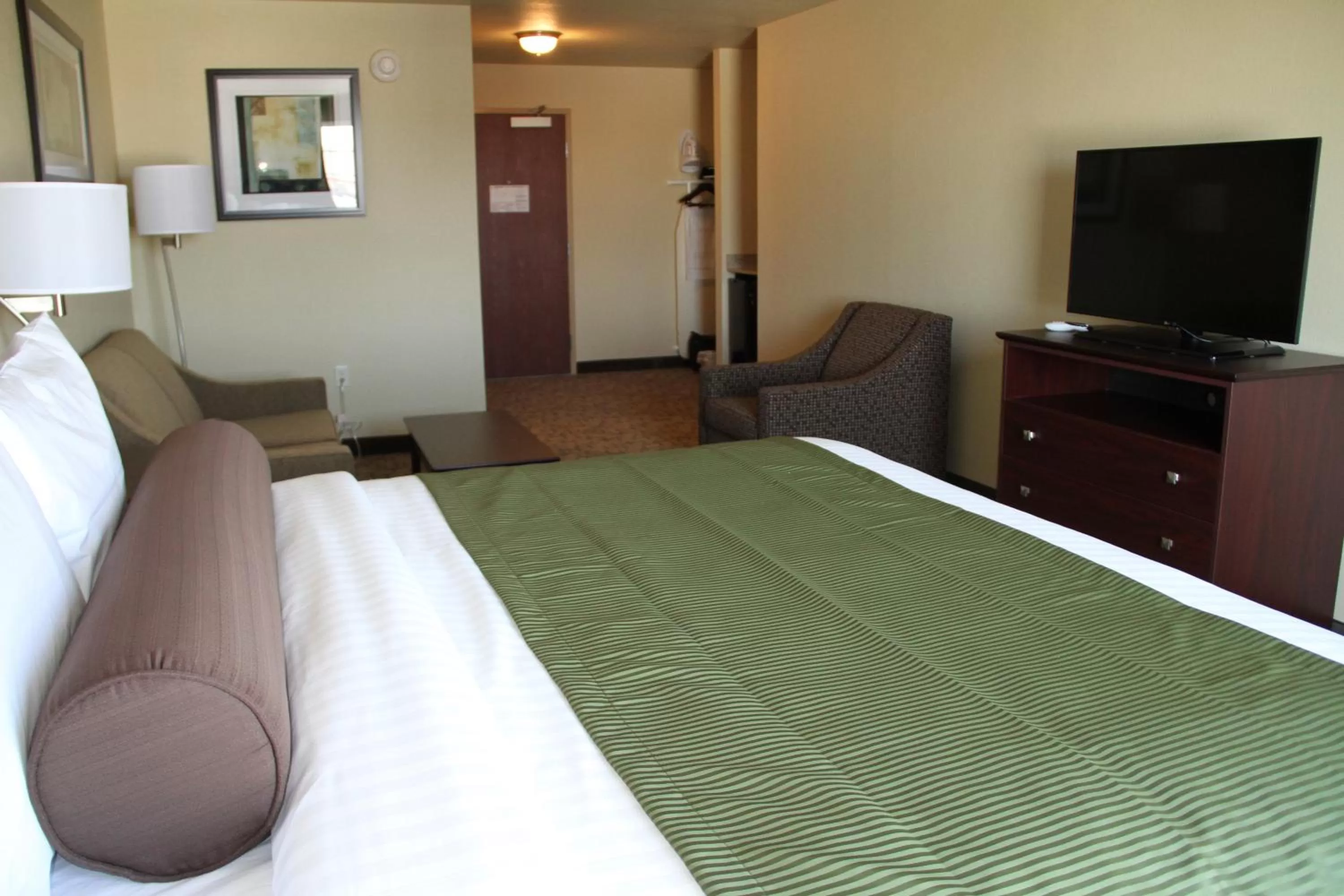 Bedroom, Bed in Cobblestone Hotel & Suites - Devils Lake