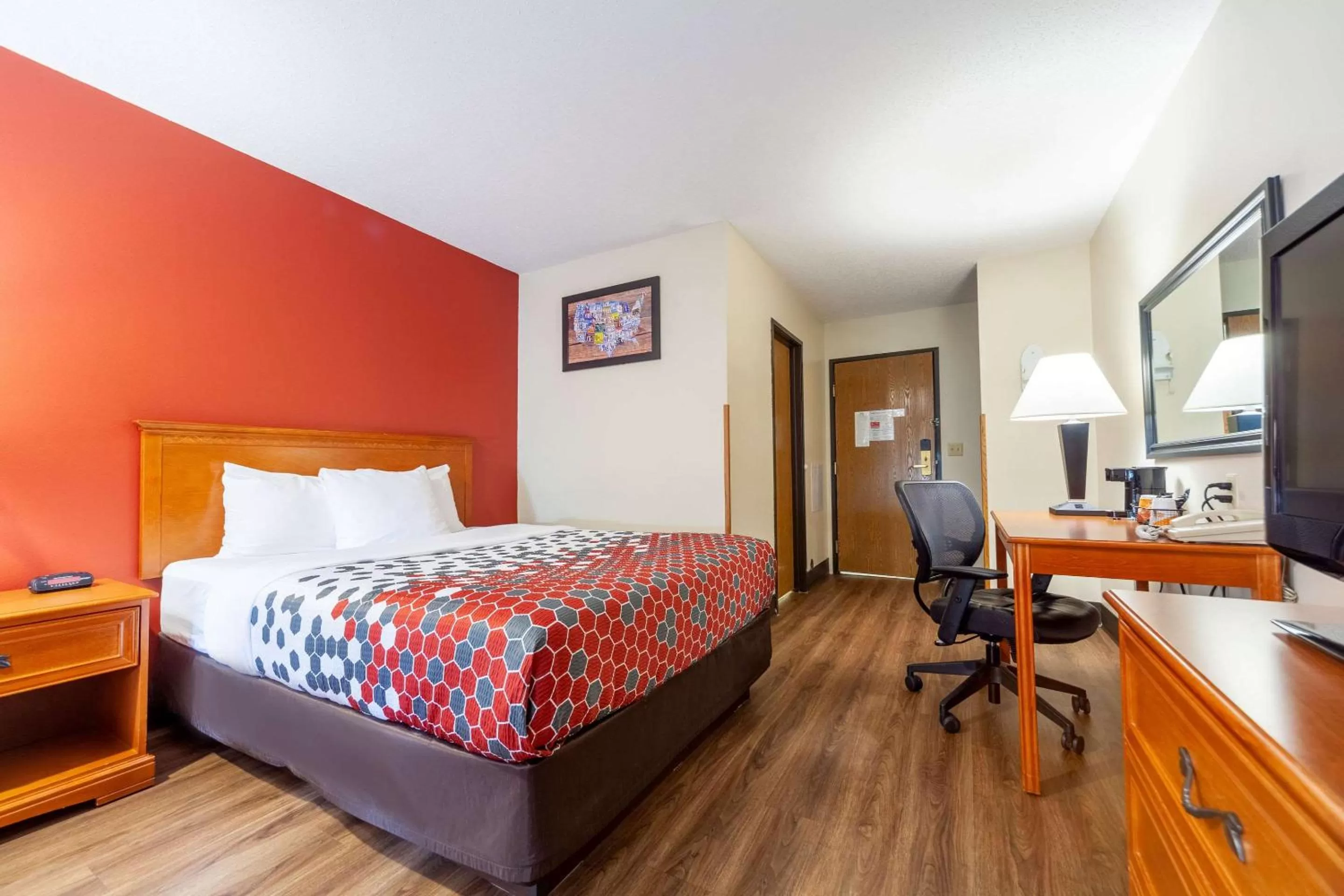 Photo of the whole room, Bed in Econo Lodge