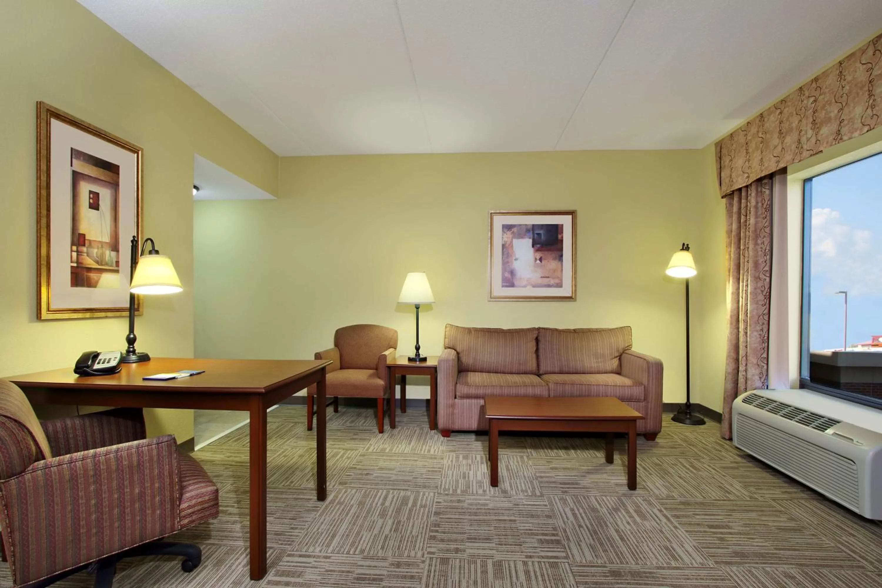 Living room, Bed in Hampton Inn & Suites Madisonville