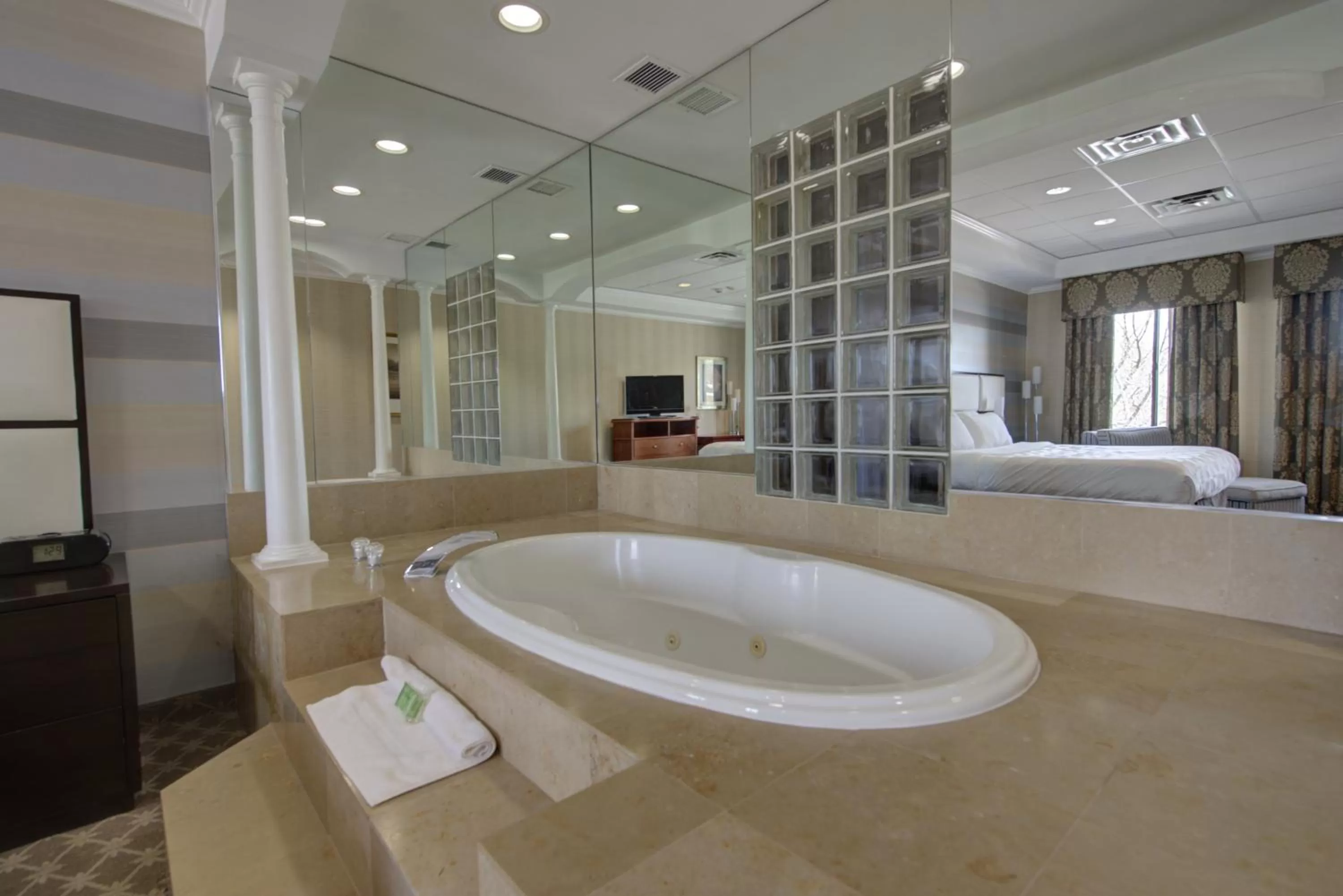 Photo of the whole room in Holiday Inn Plainview-Long Island by IHG