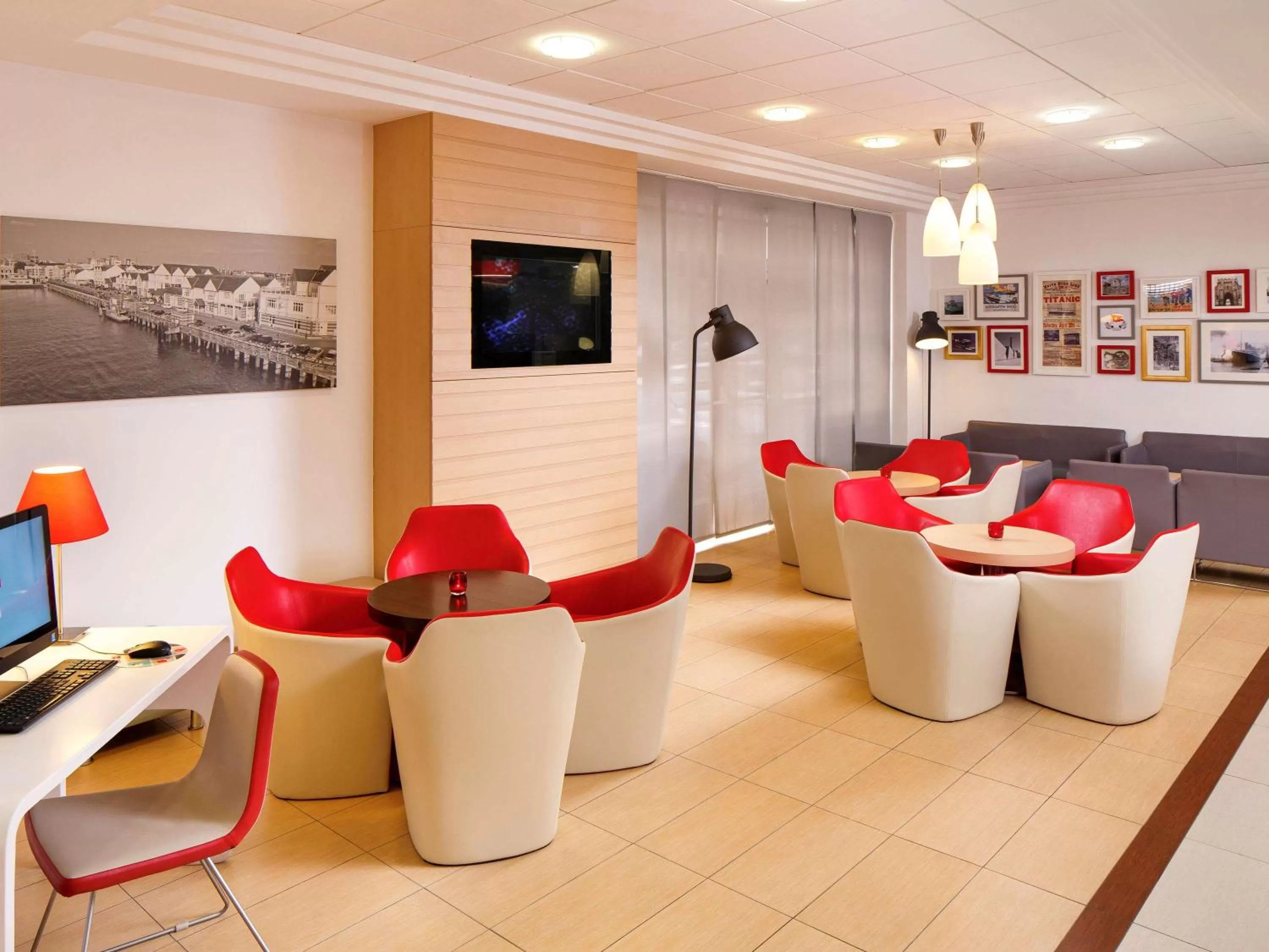 Lounge or bar in ibis Southampton
