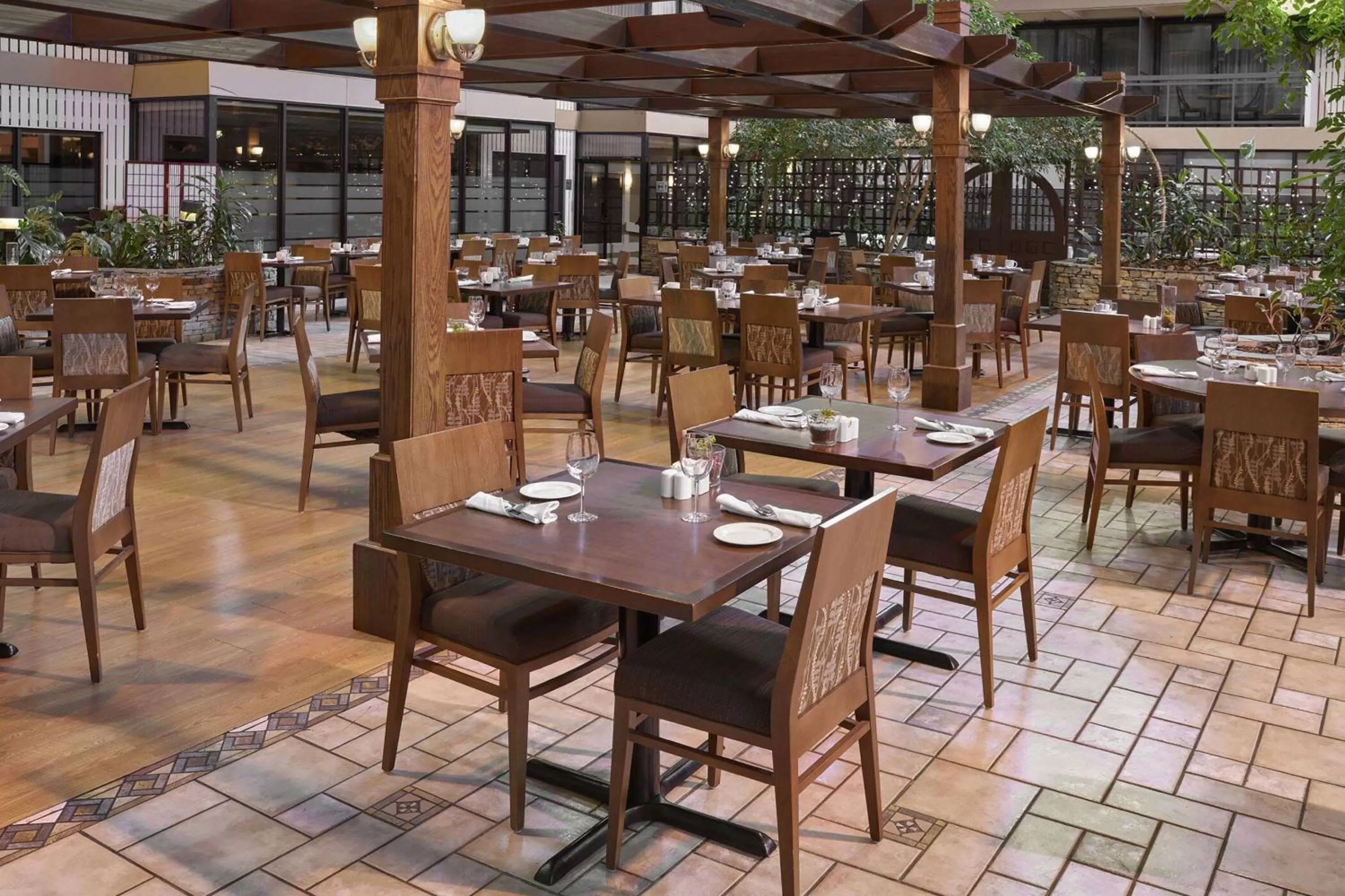 Restaurant/places to eat in Wyndham Edmonton Hotel and Conference Centre
