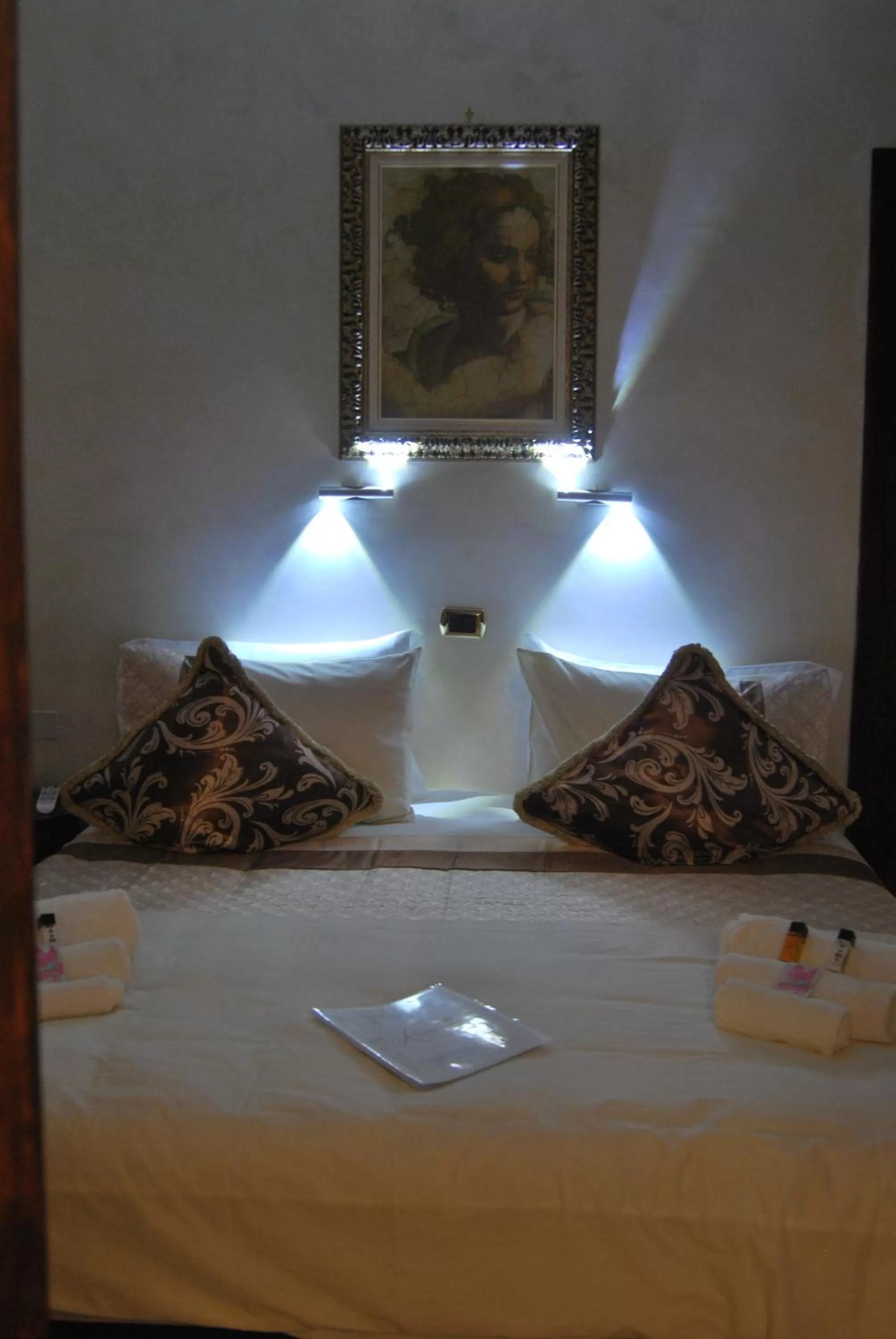 Decorative detail, Bed in B&B Roma Royal Residence