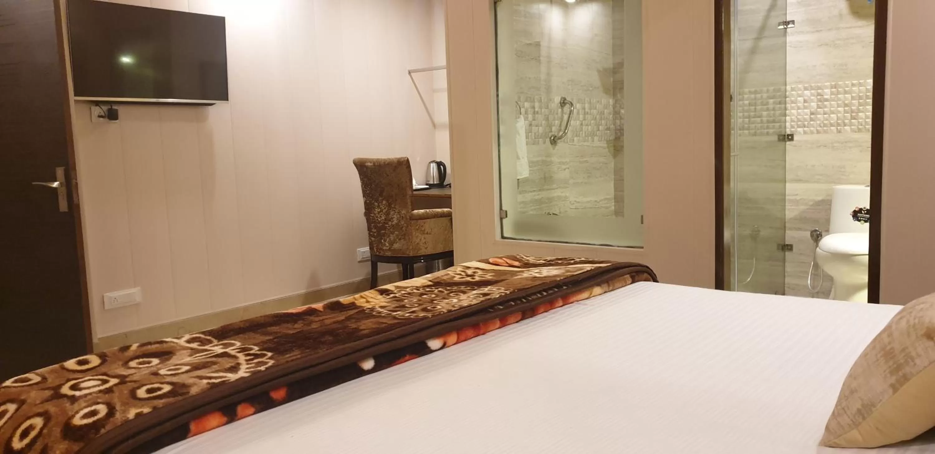 Bathroom, Bed in Maple Leaf Hotel