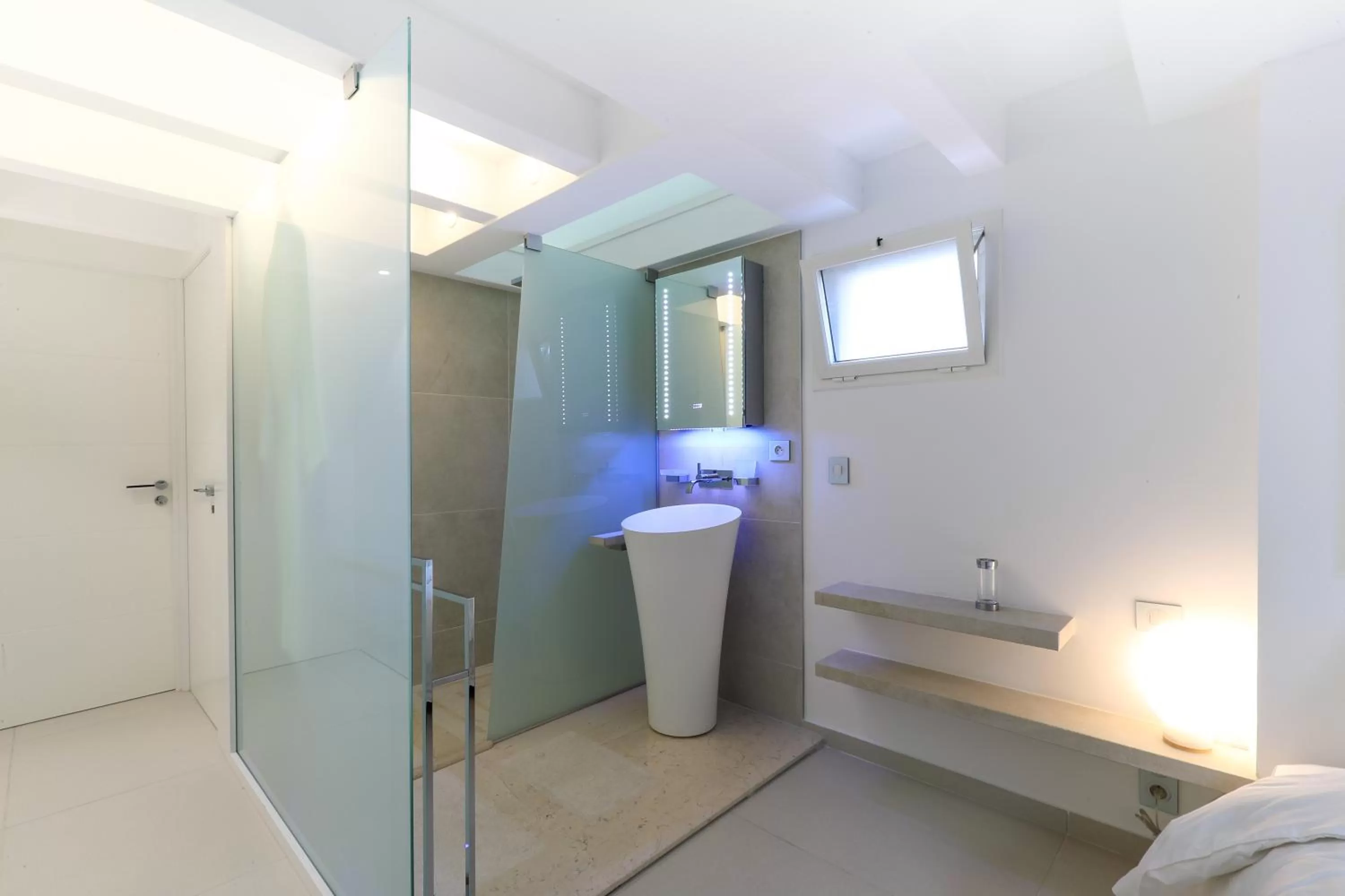 Bathroom in Traverse Des Artistes