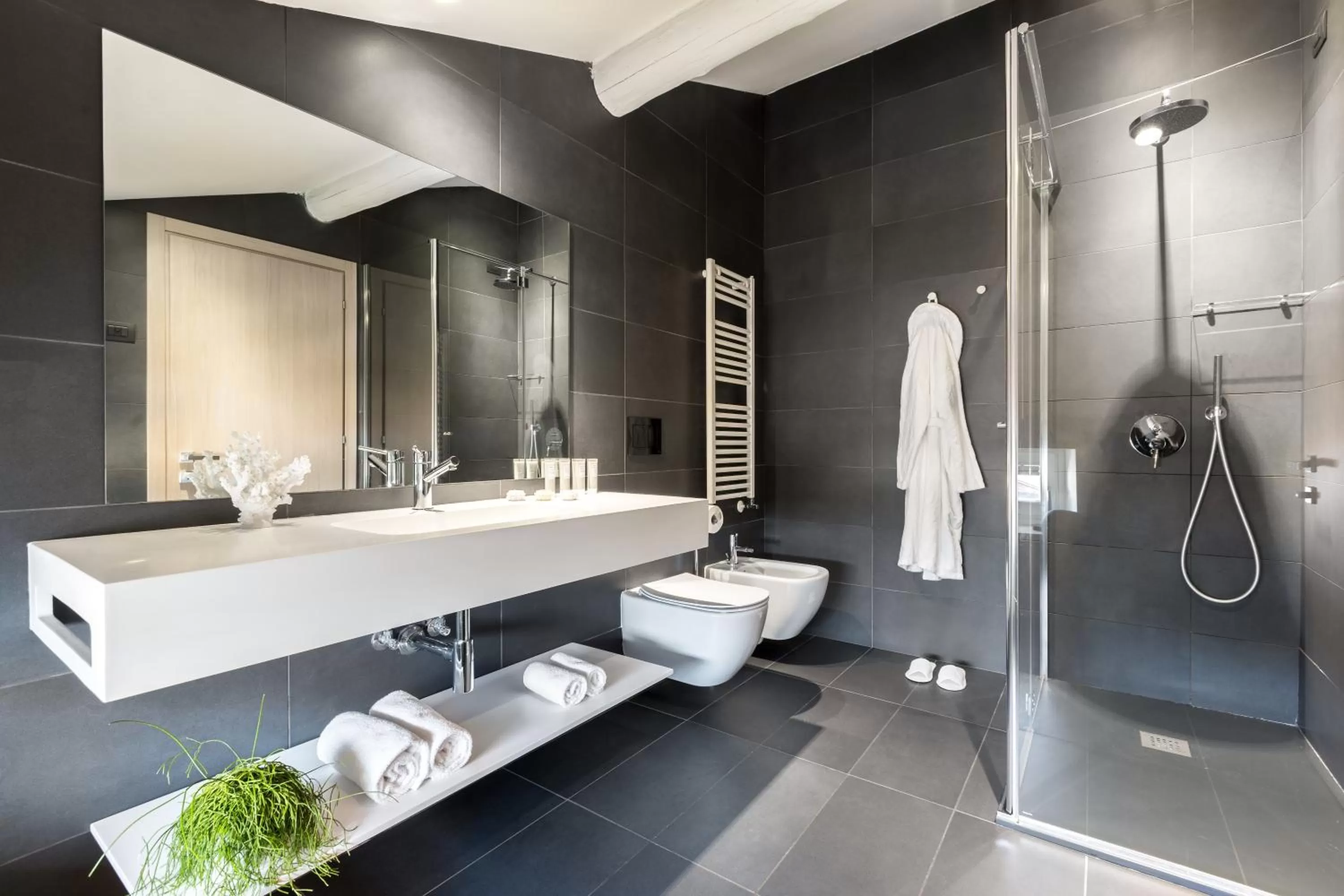 Bathroom in Hotel Lago Di Garda