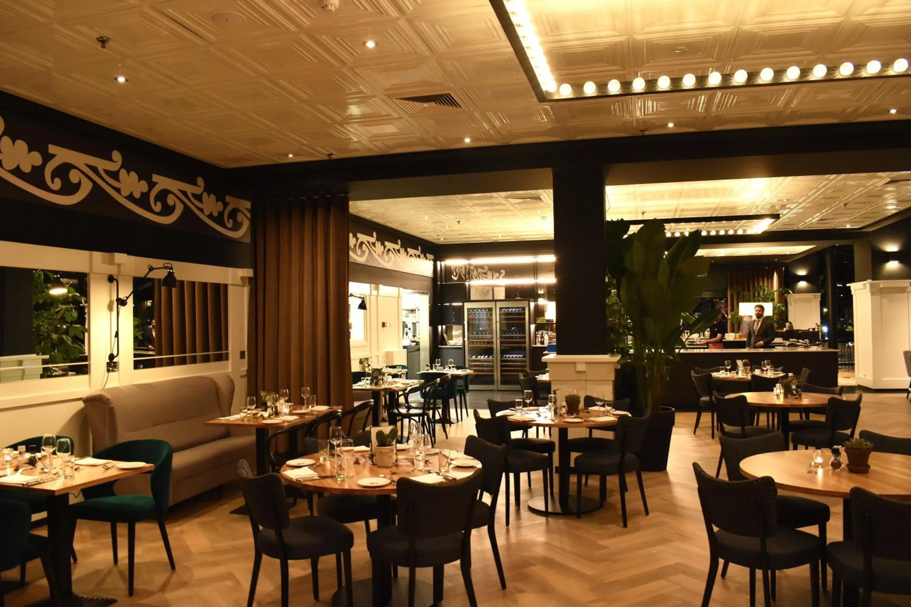 Restaurant/places to eat in Hotel Theater Figi