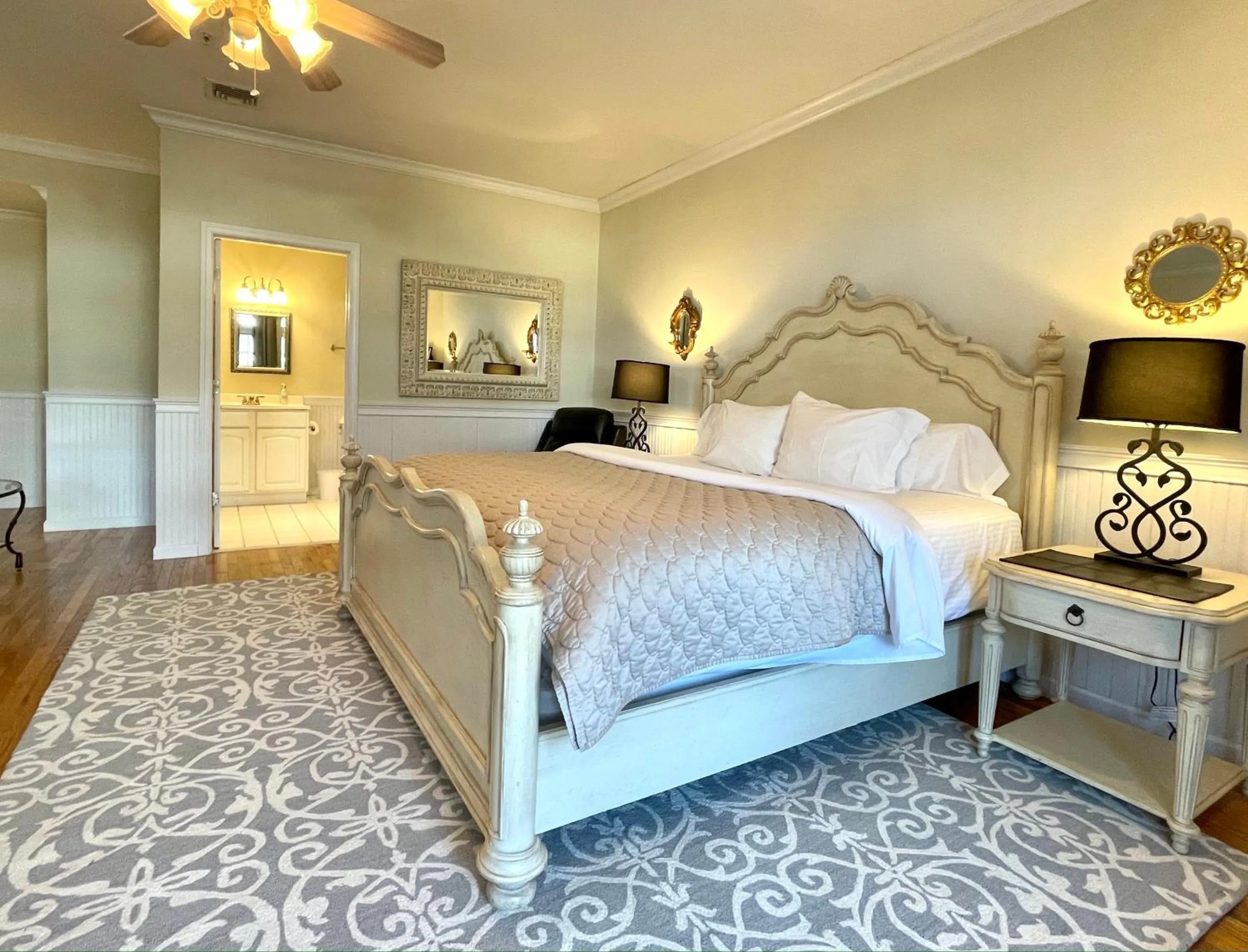 Bed in Inn on Main Hotel