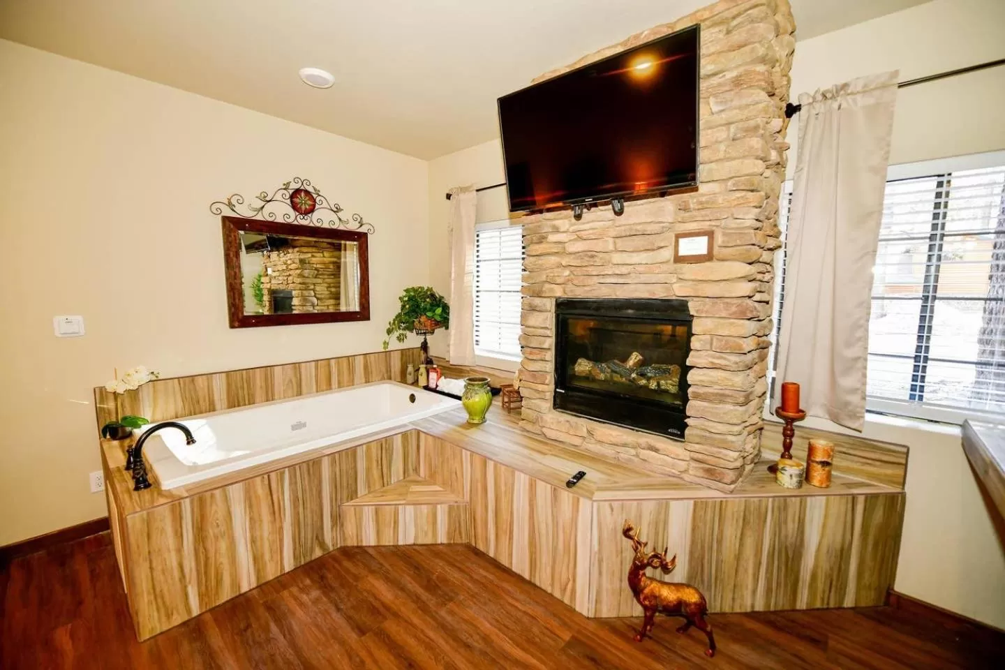 Communal lounge/ TV room in Black Forest Lodge