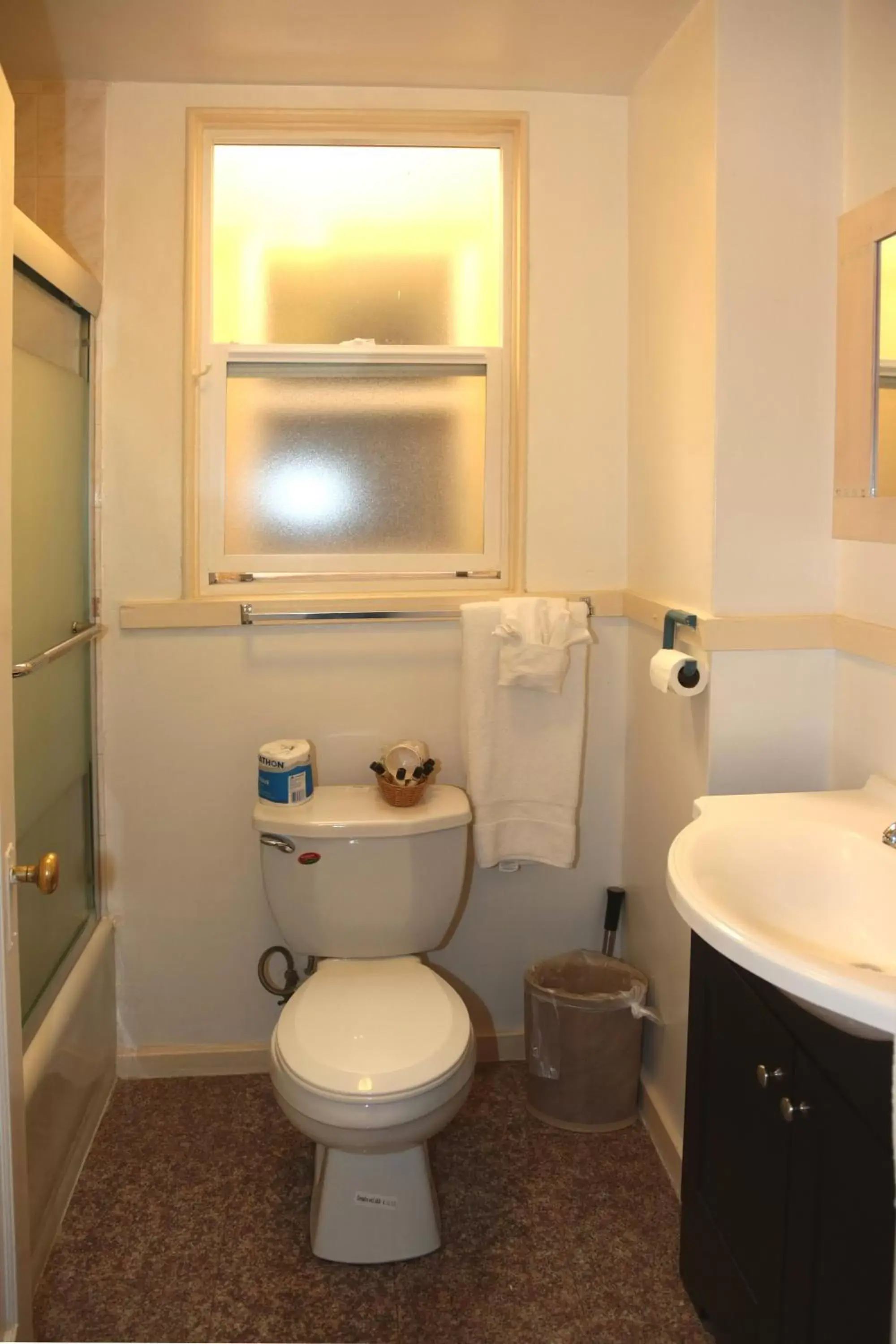 Deluxe King Room - single occupancy in Nash Hotel Deluxe King Room - single occupancy in Nash Hotel