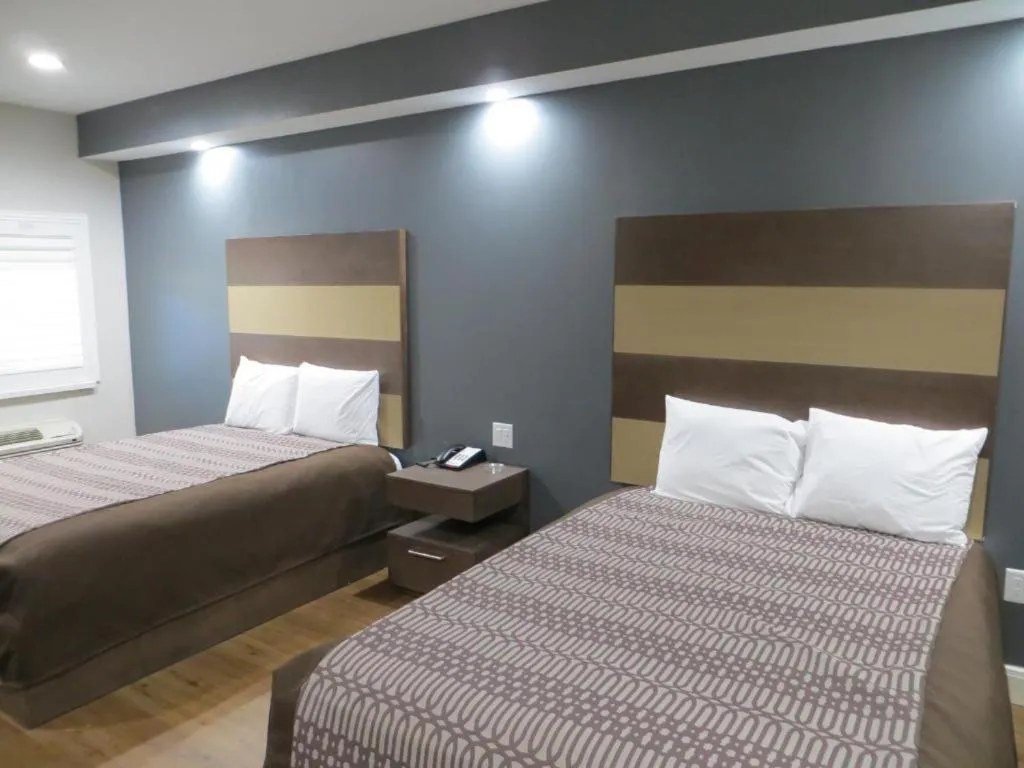 Bed in Grand Villa Inn and Suites Westchase/Chinatown