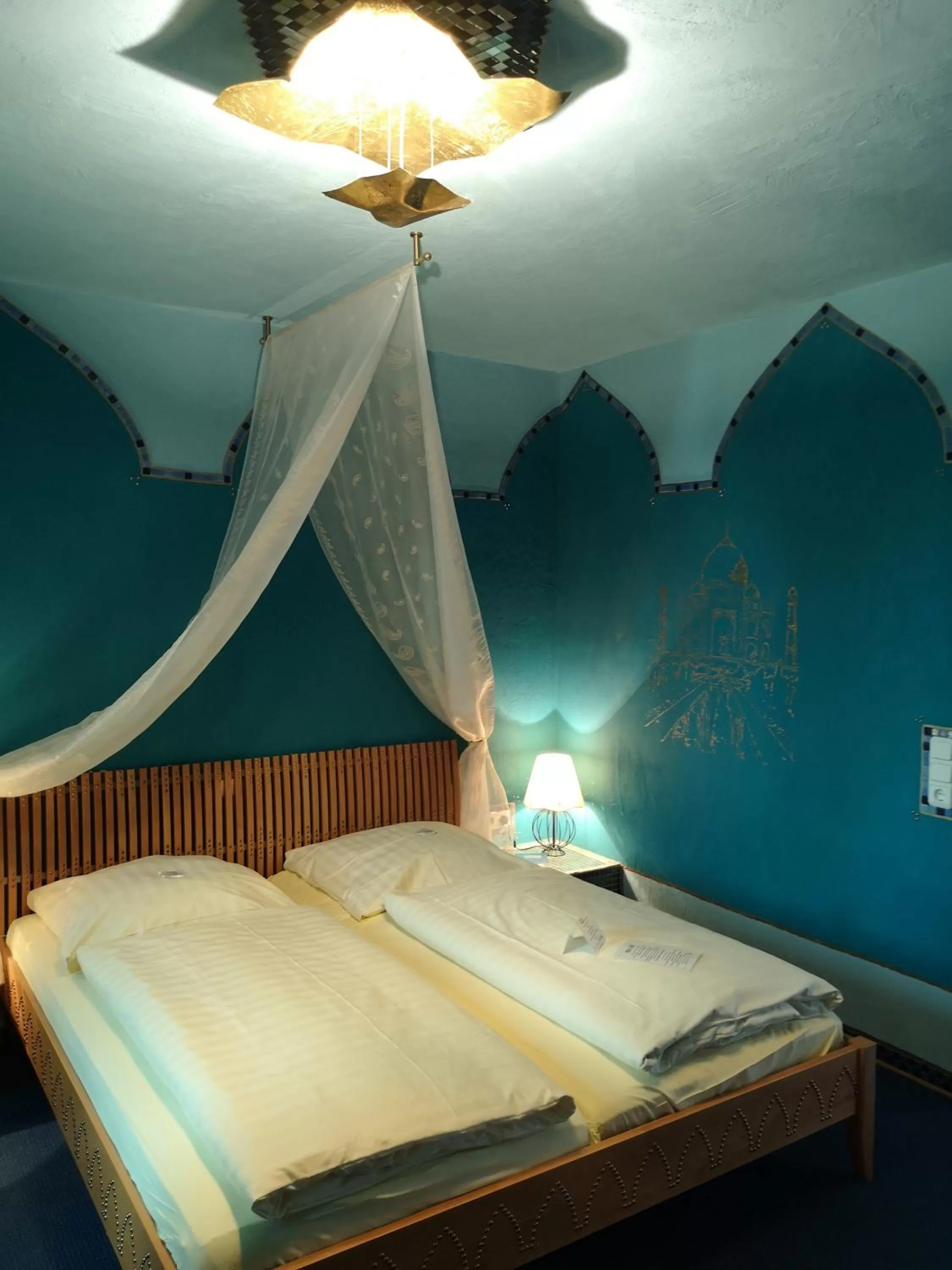 Bed in Hotel Goldflair am Rathaus