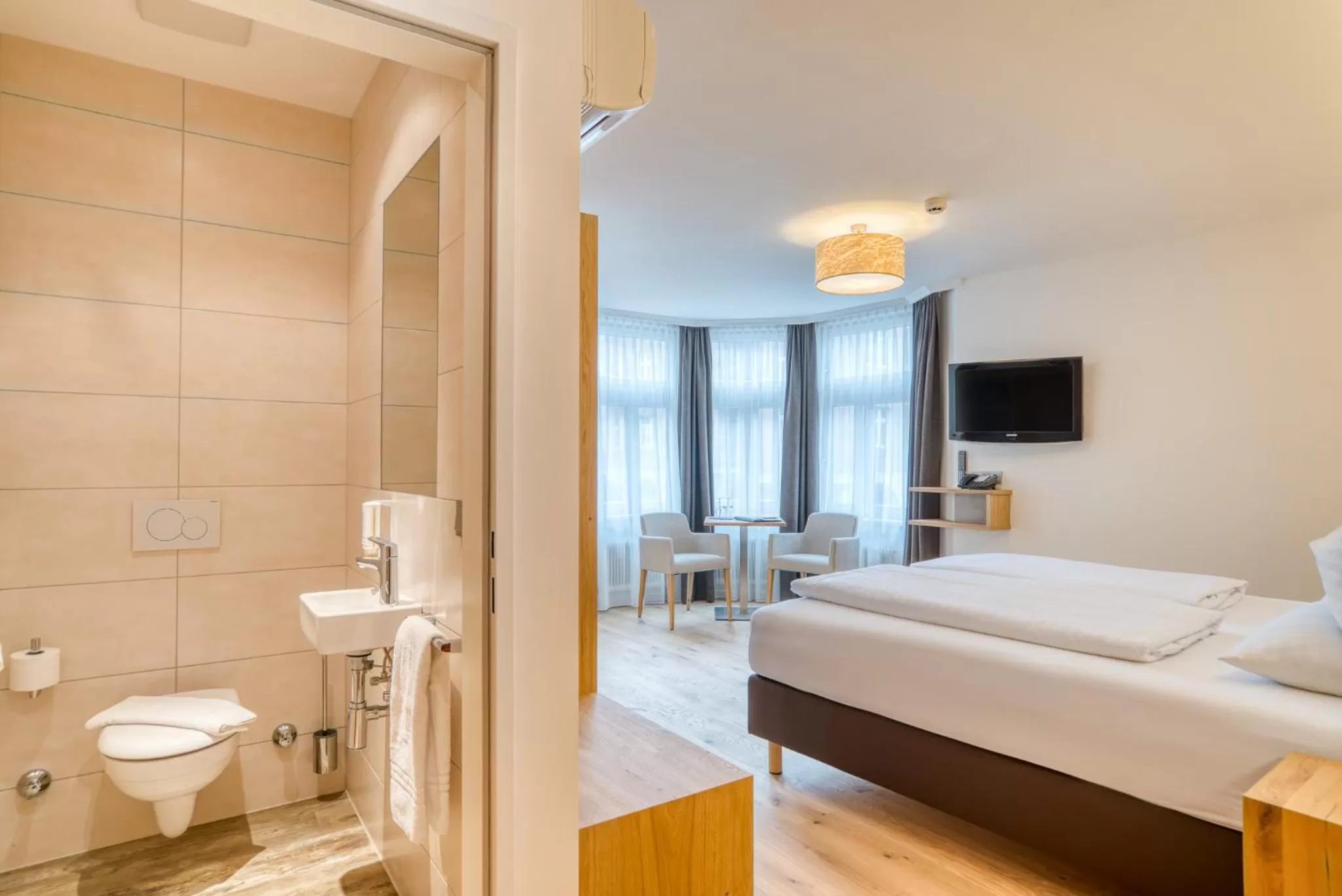 Photo of the whole room, Bed in Leipziger Hof Innsbruck