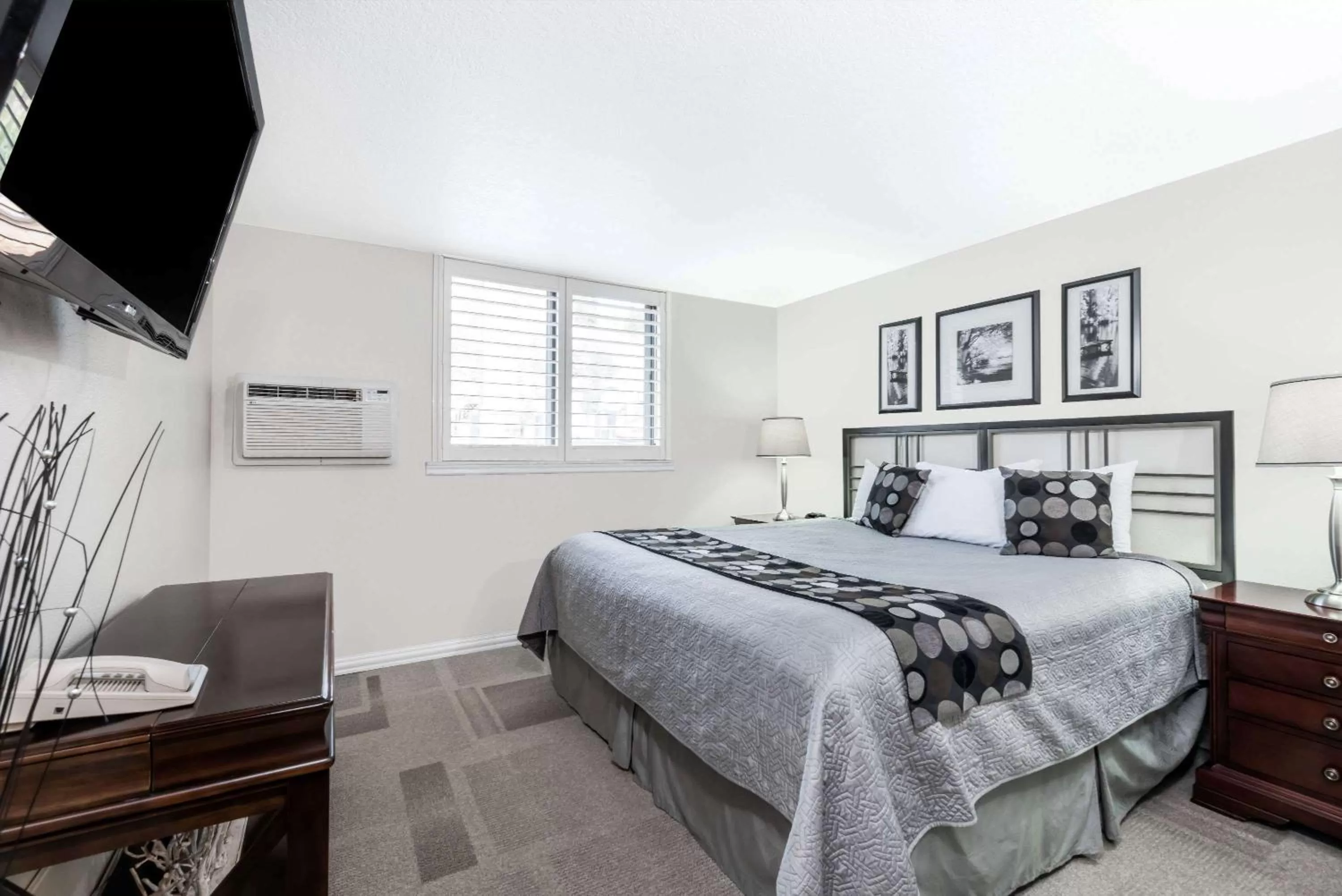 Photo of the whole room, Bed in Super 8 by Wyndham Deadwood Black Hills Area