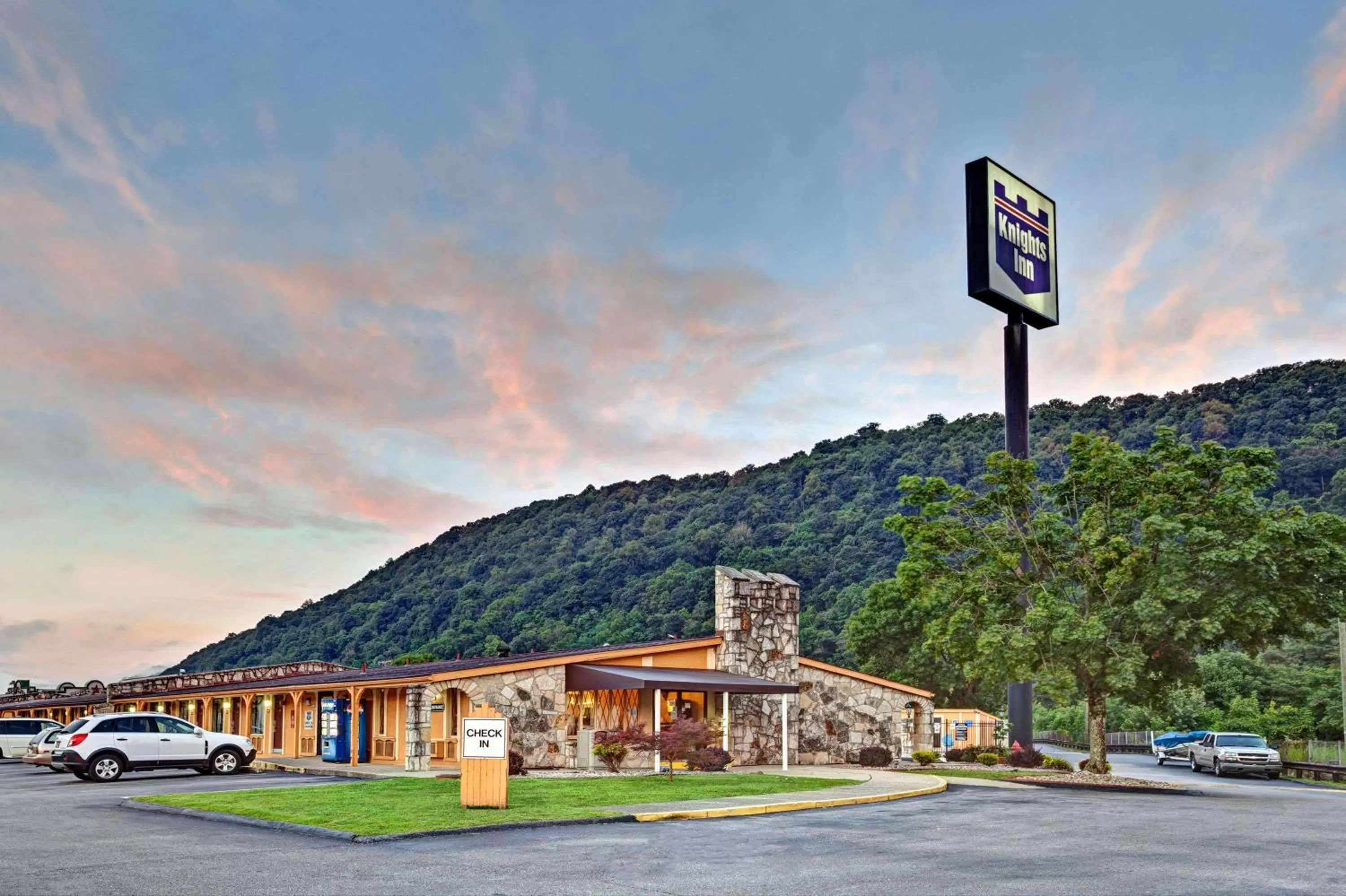 Property building in Knights Inn Charleston West Virginia