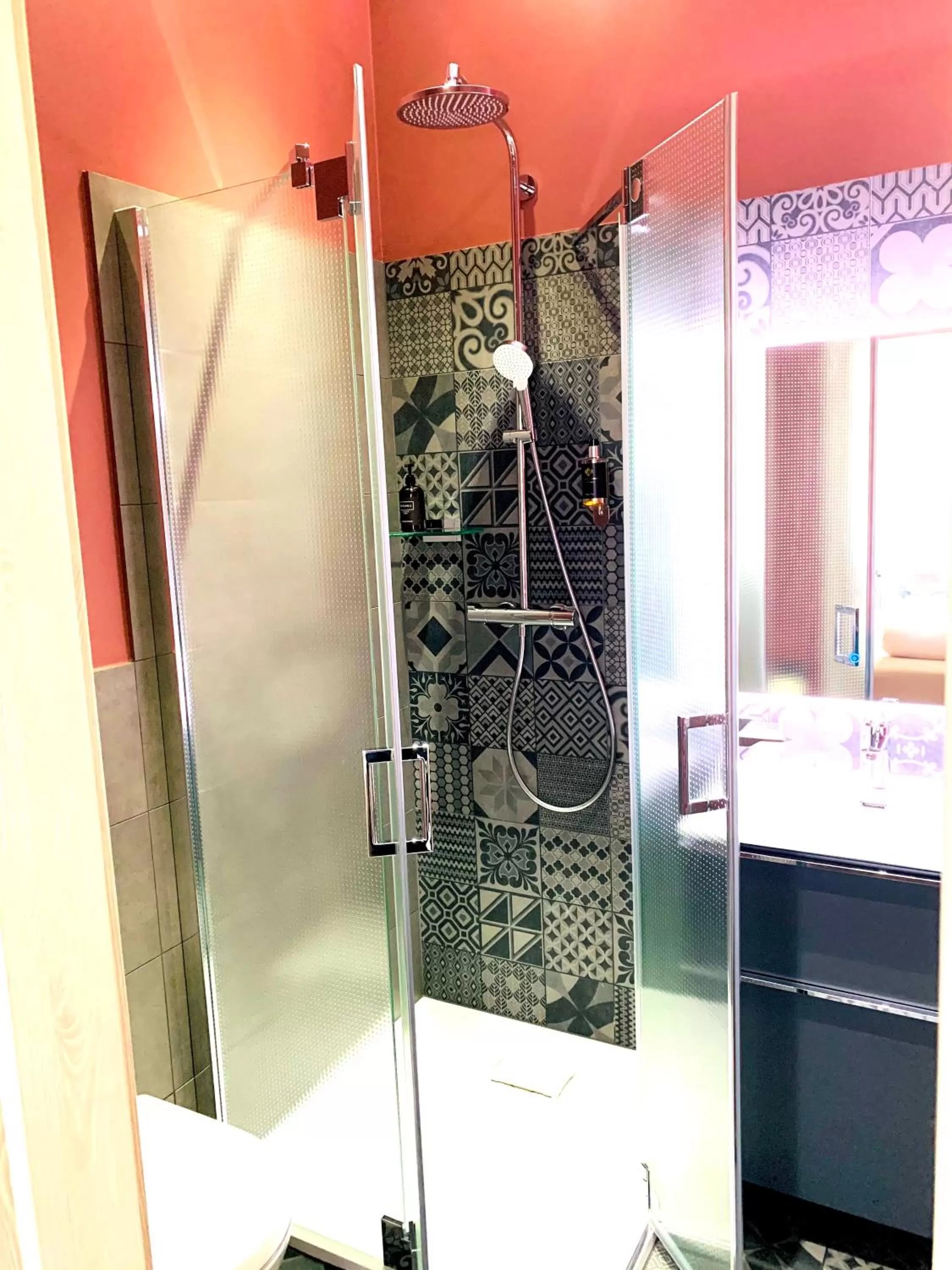 Bathroom in BESOTEL Mettmann