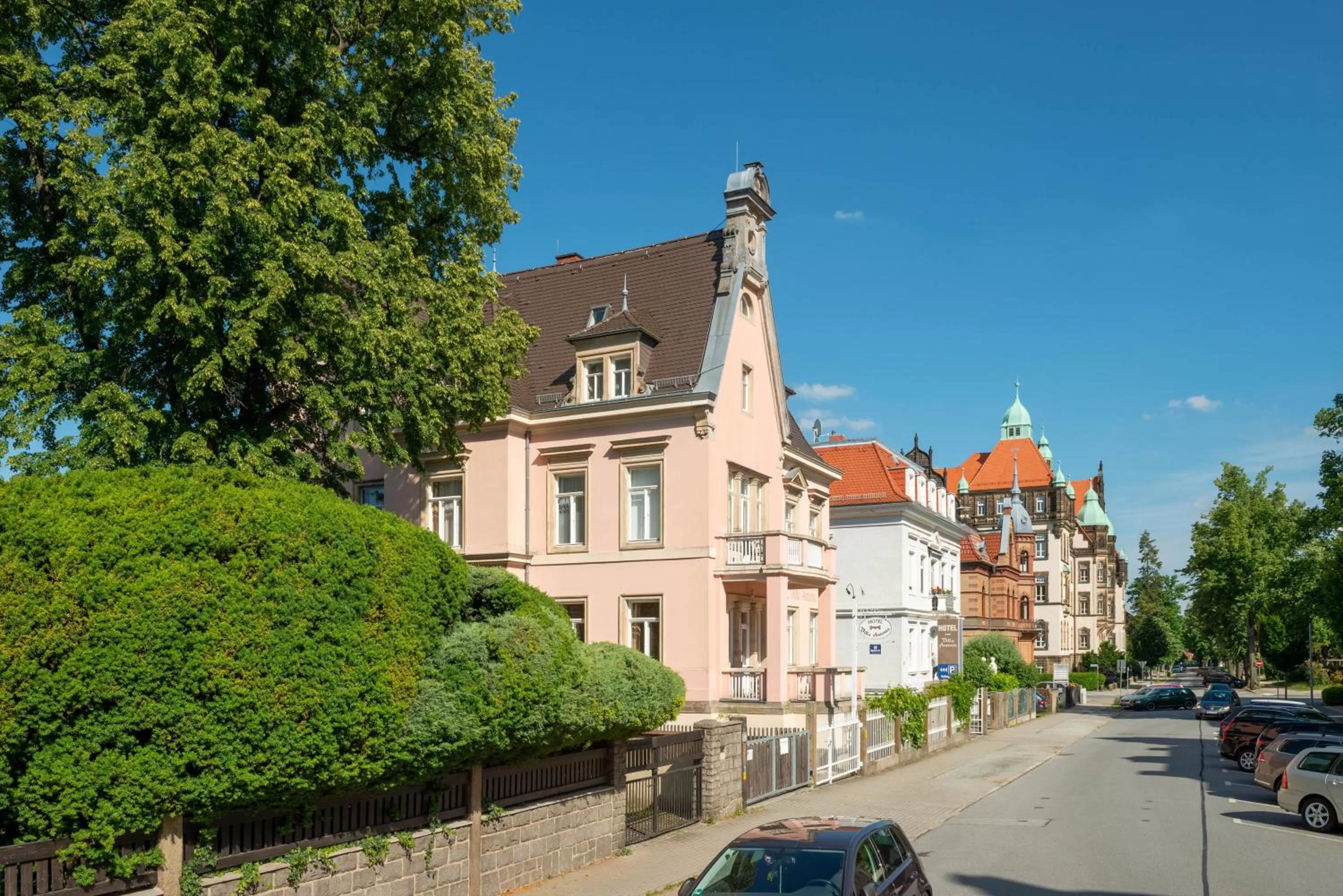 Property building in Villa Antonia